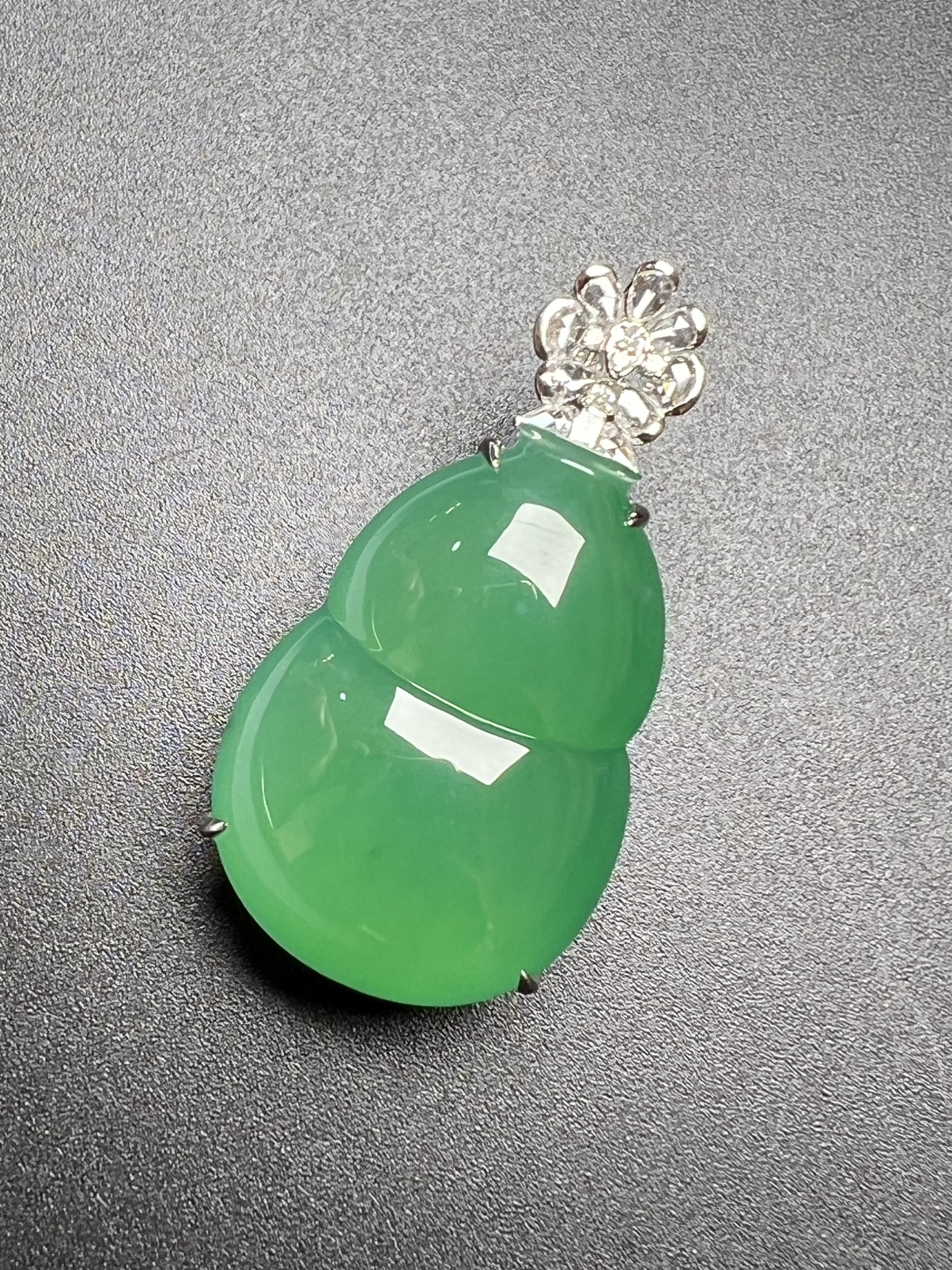 满色葫芦料子细，饱满大个，质量杠杠滴，整体尺寸38.3*19.5*12.9 裸石尺寸28.5*19.5*8.2