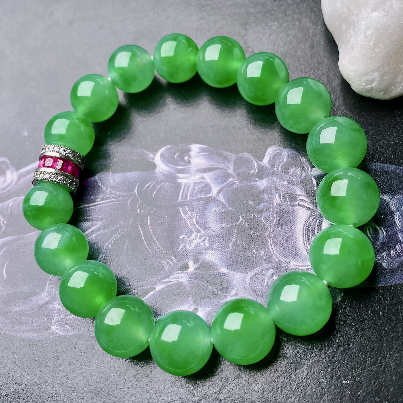 【冰种满绿圆珠手串】冰感十足，通透闪亮，颜色很艳丽，收藏品质，推荐入手。直径11.2-12之间
