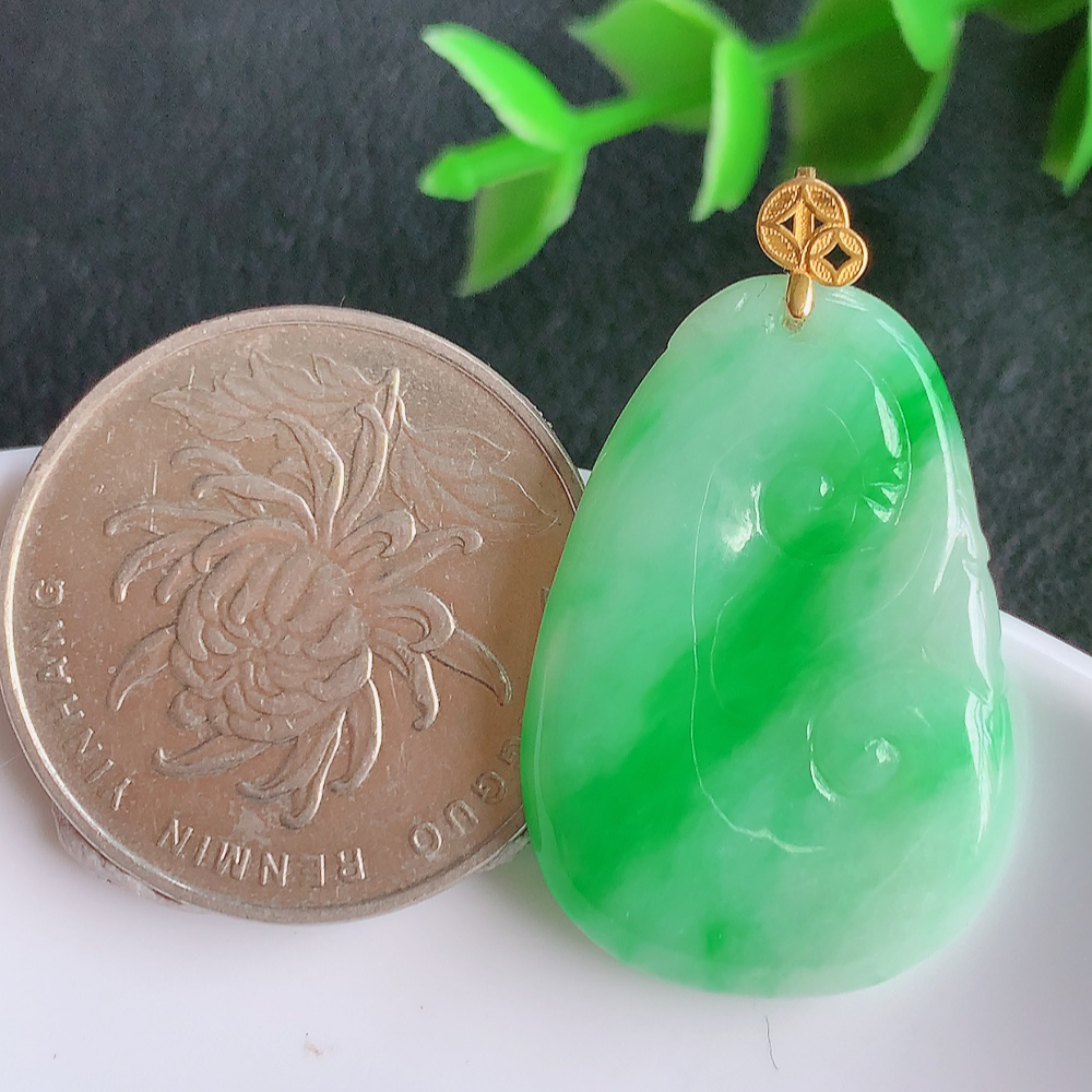 18k金扣冰润飘阳绿吉祥如意翡翠吊坠  寓意“万事如意，吉祥如意,福寿绵长 心想事成”饱满大气，通透水润  W140.7  尺寸：27.5-19-3.5mm