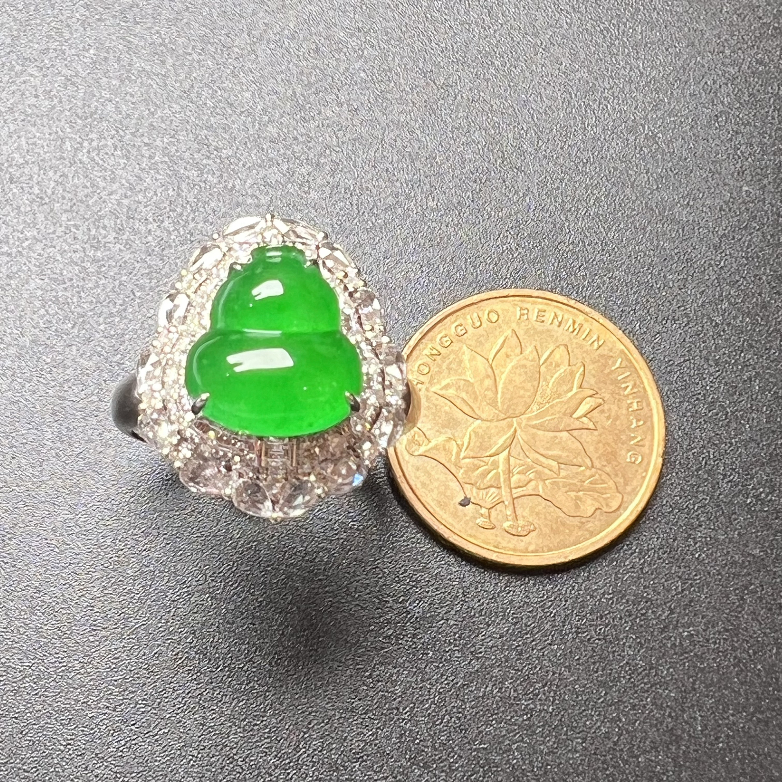 满绿双用款葫芦坠+戒指种老色辣，饱满起光，整体尺寸17.5*15.1*13.1。裸石尺寸10.2*9.5*3.8