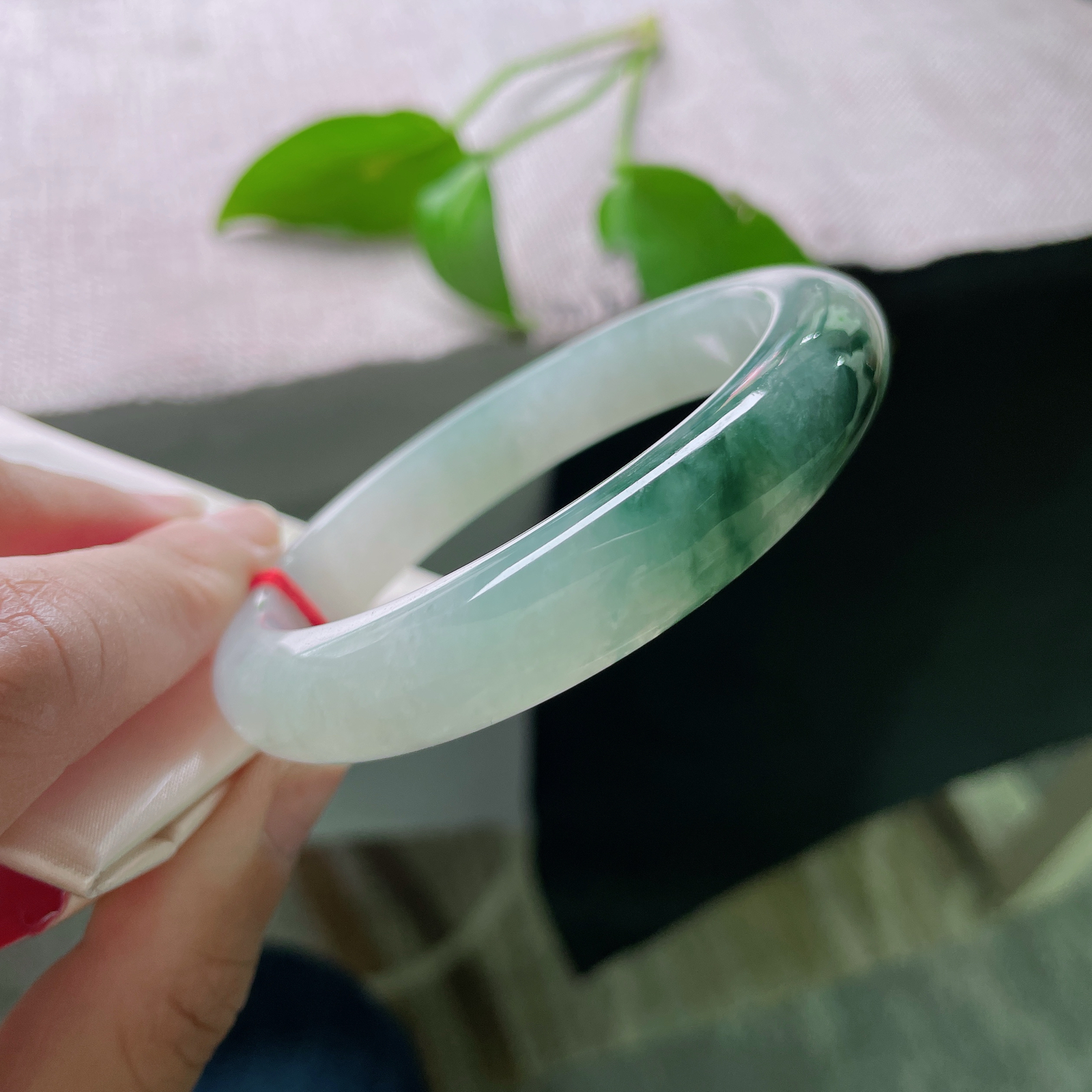 58.2/12/8.9飘花正圈，水润细腻，一抹蓝花，飘逸灵动，山水之间，一点棉线