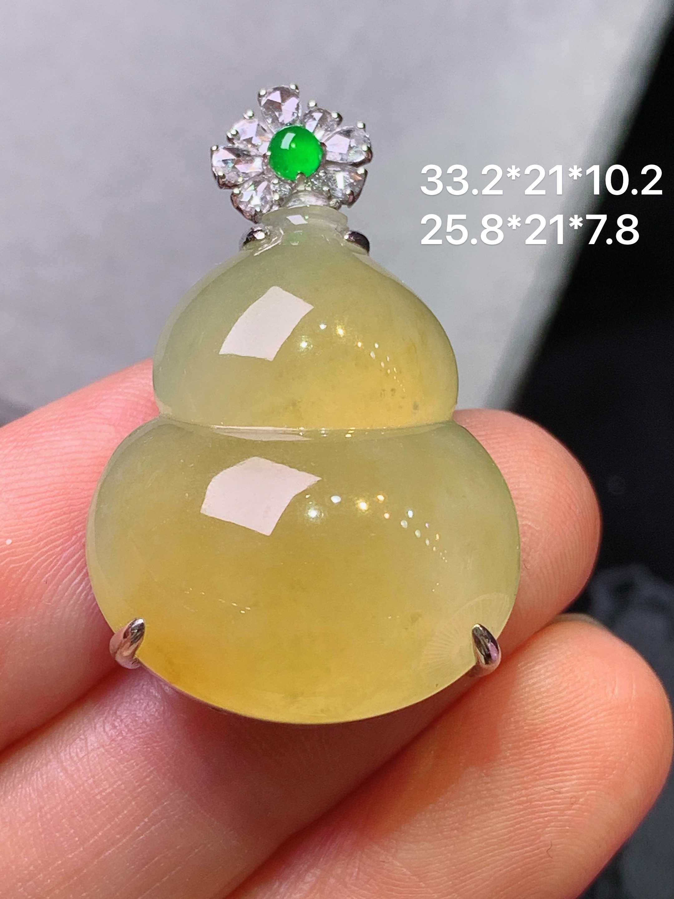 18k金钻镶嵌黄翡葫芦吊坠 玉质细腻 色泽艳丽清新 水润亮眼 整体尺寸33.2*21*18.2