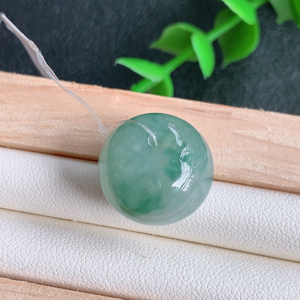 冰润飘花转运珠翡翠吊坠，寓意“时来运转，财源滚滚” 寓意佳，颜色清爽，无纹裂，佩戴效果优雅迷人！性价