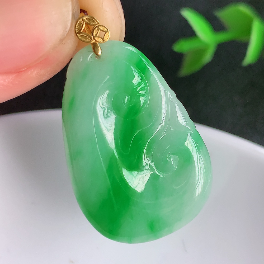 18k金扣冰润飘阳绿吉祥如意翡翠吊坠  寓意“万事如意，吉祥如意,福寿绵长 心想事成”饱满大气，通透
