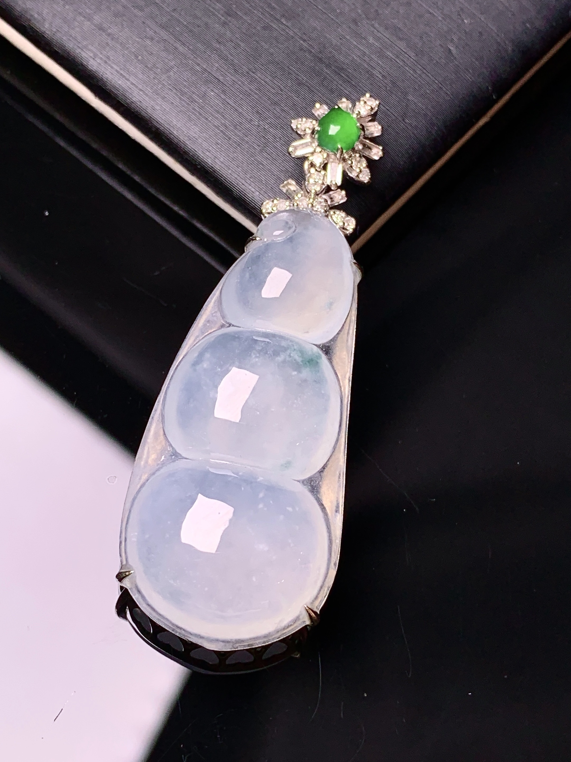 18k金钻镶嵌冰种四季豆吊坠 玉质细腻 色泽艳丽清新 水润亮眼 整体尺寸46*16.3*8.2