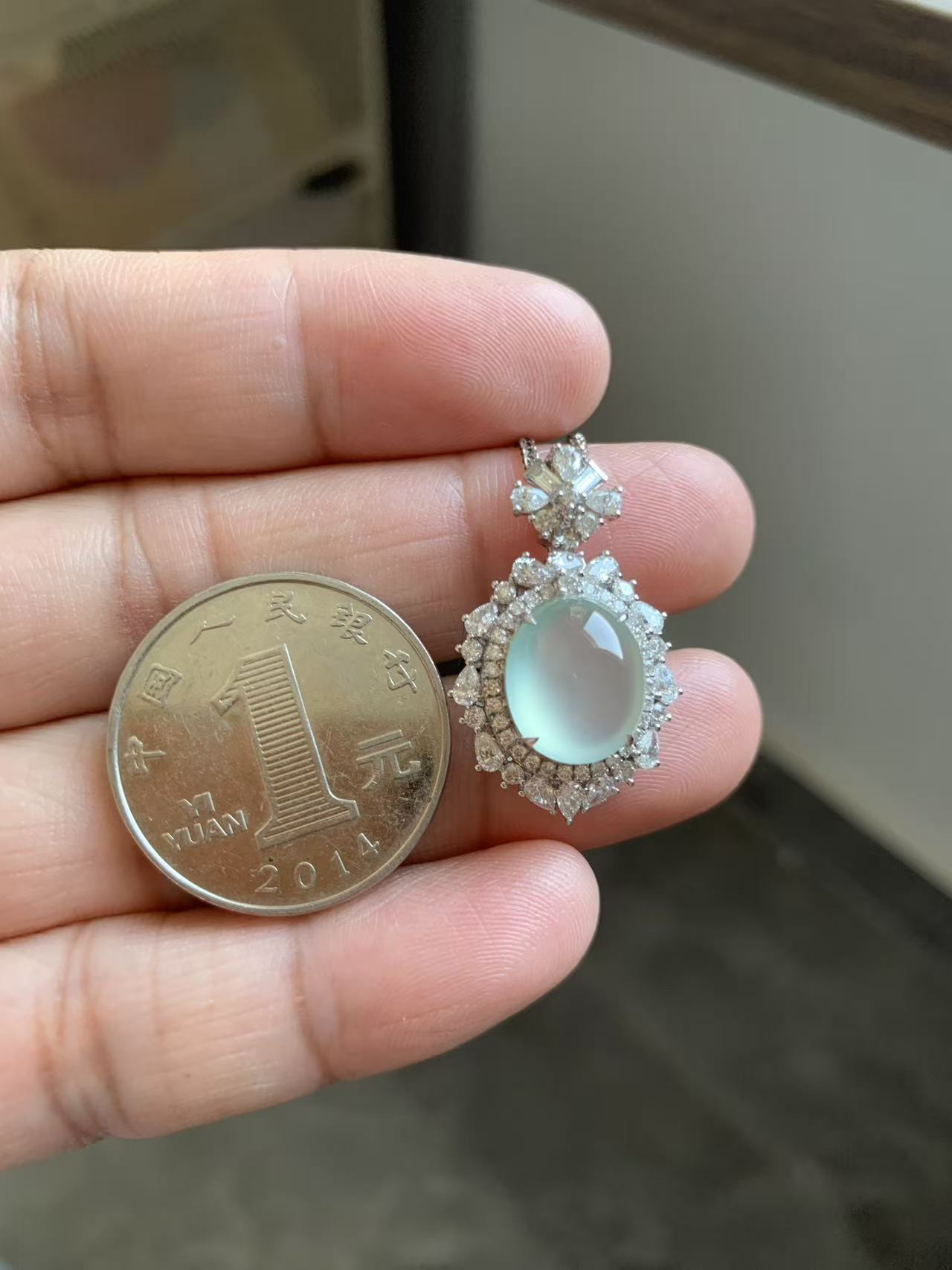 冰阳底蛋面吊坠
裸石11.8*10*5.5 整体尺寸27.6*17.5*10.2
18k金钻石镶嵌