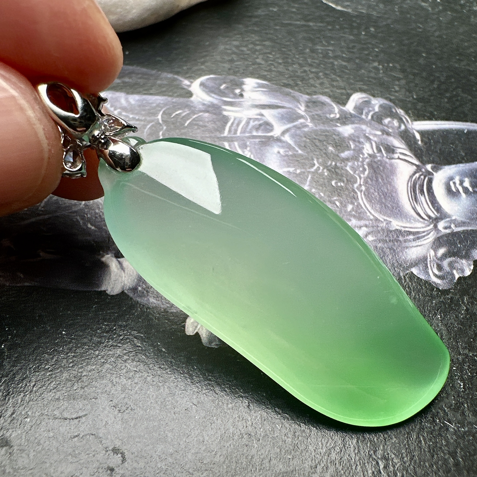 【冰种飘绿福瓜吊坠】种水上乘，晶莹剔透，纯净通透，18k金钻精美镶嵌，裸石尺寸42.8*18.7*9毫米