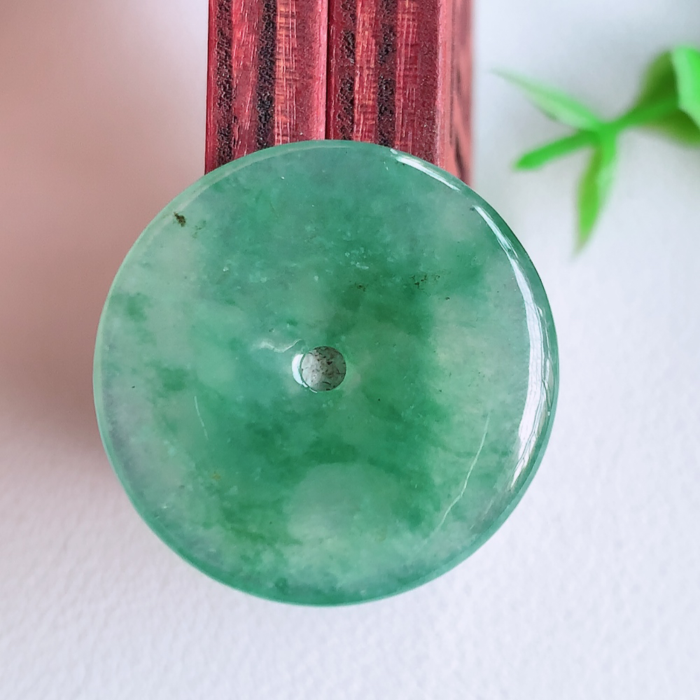 冰润飘花平安扣吊坠，厚装饱满，冰润剔透，细腻水足，种质润泽，飘花灵动，佩戴优雅大气，W140.7   尺寸：25.8-3.6mm