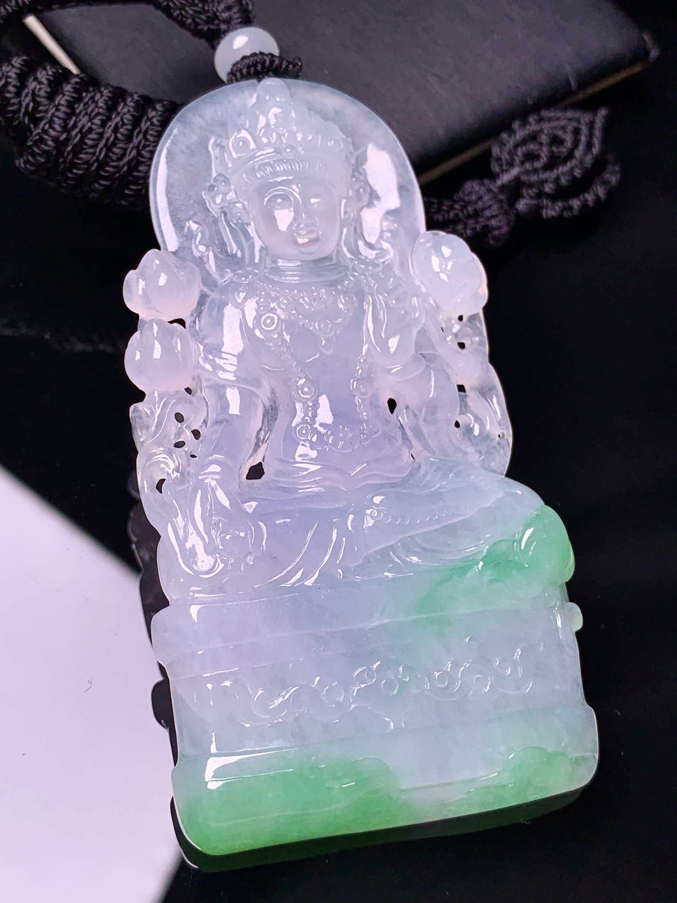 飘绿度母观音吊坠 玉质细腻 色泽艳丽清新 水润亮眼 整体尺寸71.2*36.8*7