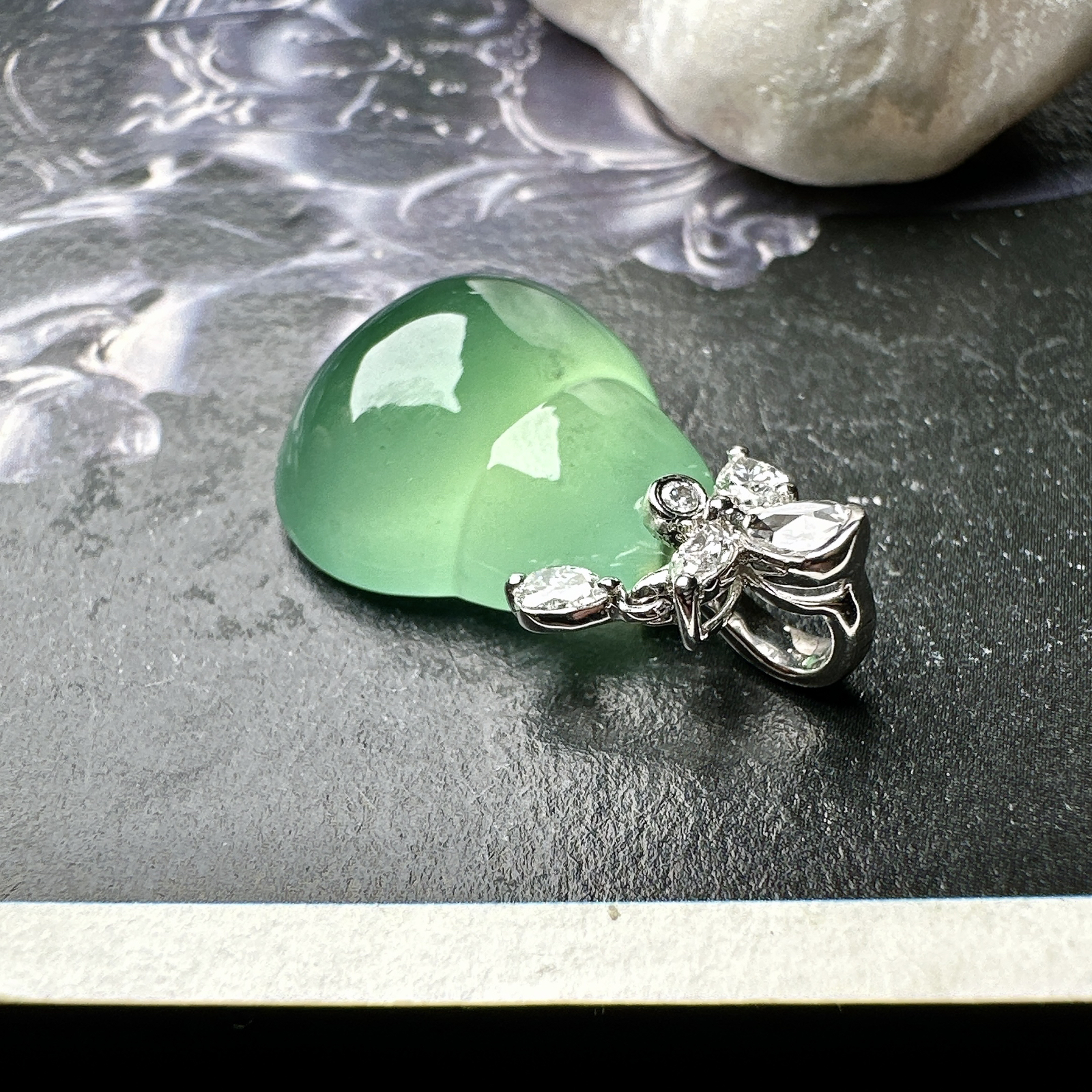 【玻璃种绿葫芦吊坠】质地细腻清爽，荧光感强烈，起刚光强烈，18K金钻镶嵌，裸石尺寸15*18.2*7.1毫米