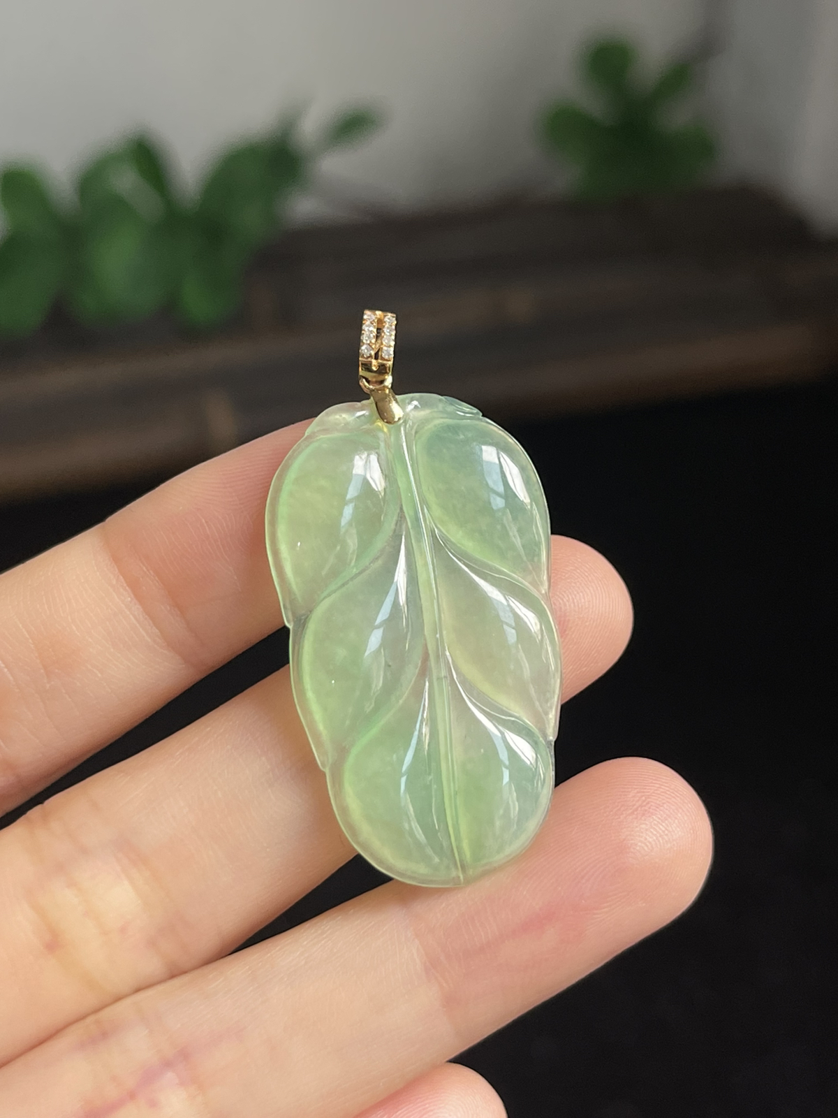 翡翠冰糯种绿色叶子，伴钻石