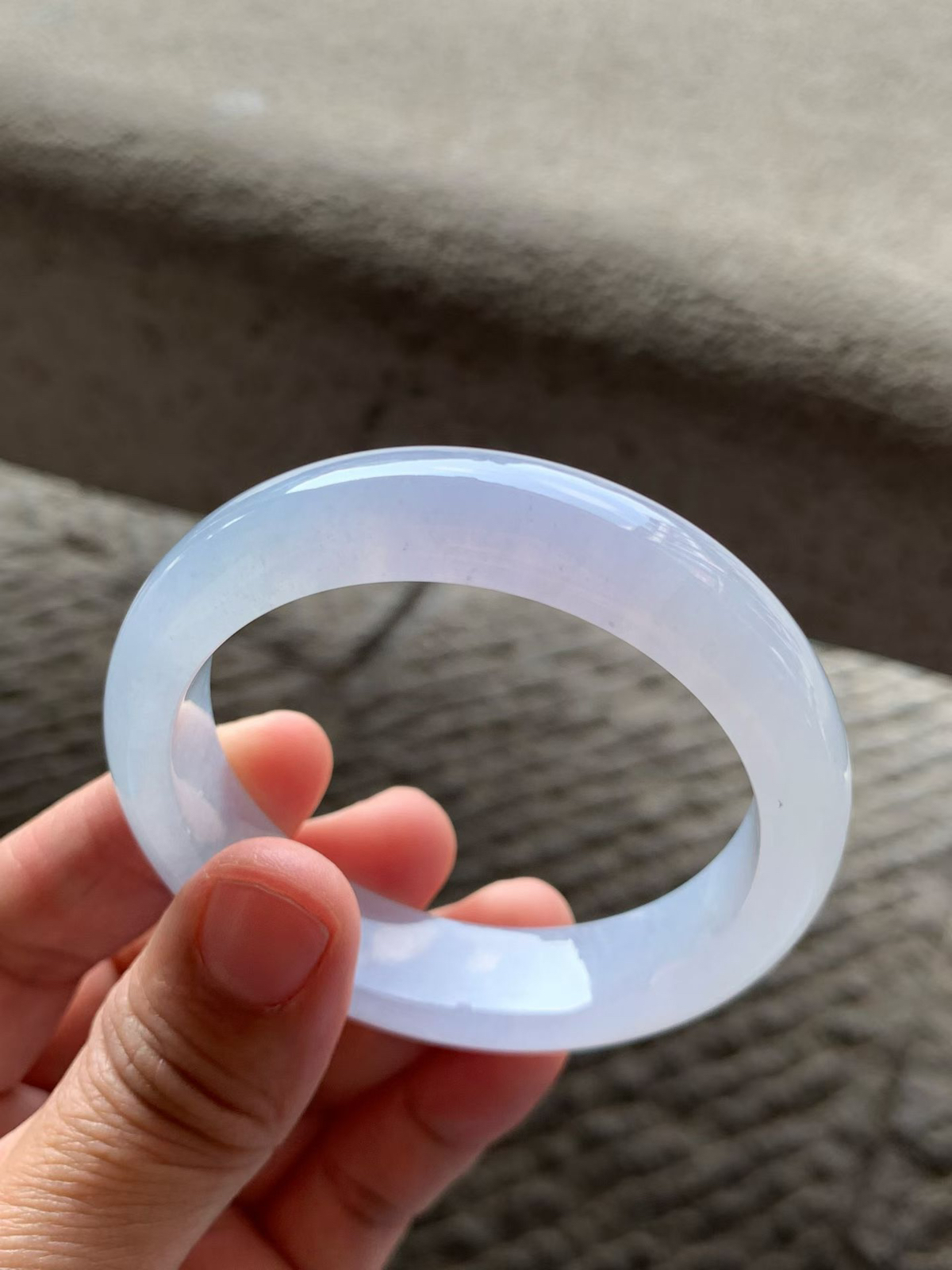 冰紫正圈手镯
尺寸54*14*8 质地通透冰凝，胶润无比，镯身饱满厚实，紫调清新雅致，宛如将一抹淡紫烟霞凝于腕间！