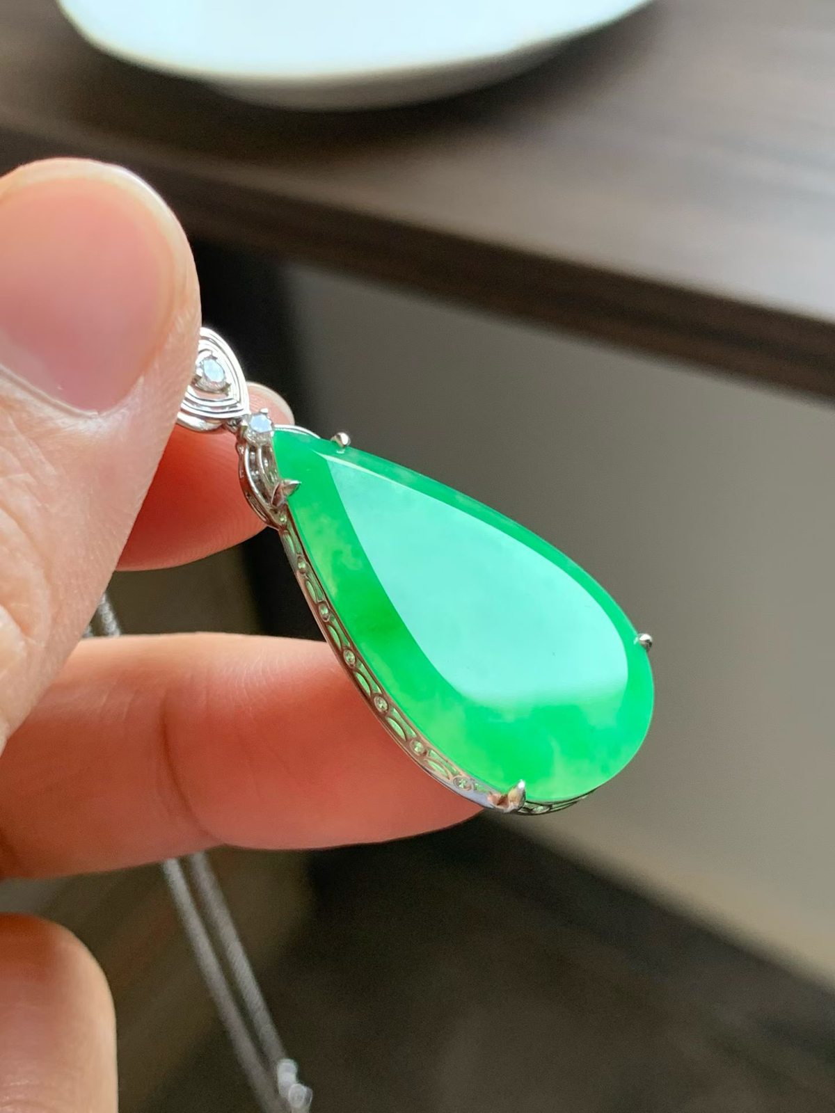 满绿水滴吊坠
裸石30.2*18.5*2.5 整体39.2*18.5*6.2
18k金钻石镶嵌