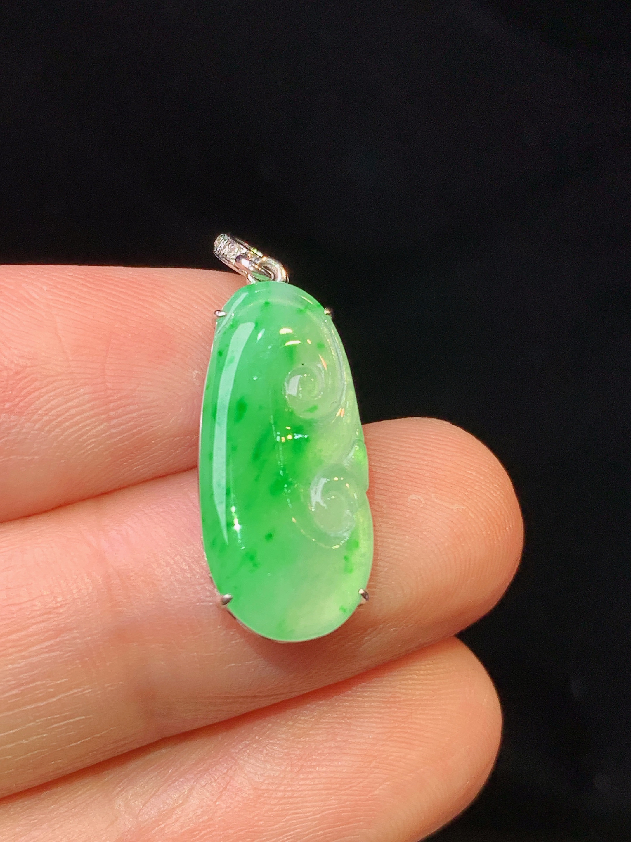 18k金钻镶嵌翠绿如意吊坠 玉质细腻 色泽艳丽清新 水润亮眼 整体尺寸26.8*9*3.8