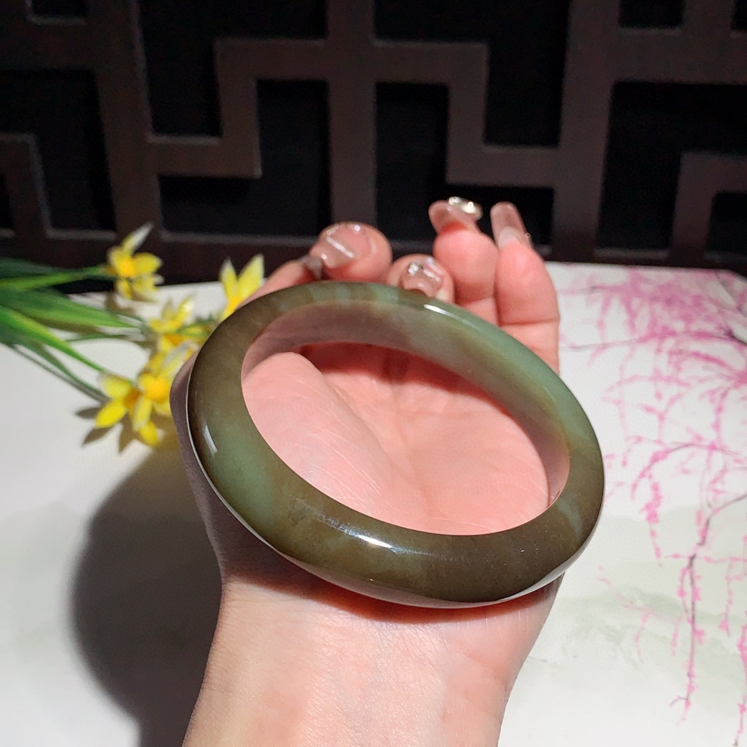 和田玉63圈口且末糖手镯！玉质细腻油润 底色纯净 无裂无黑 脂粉好，品质高。