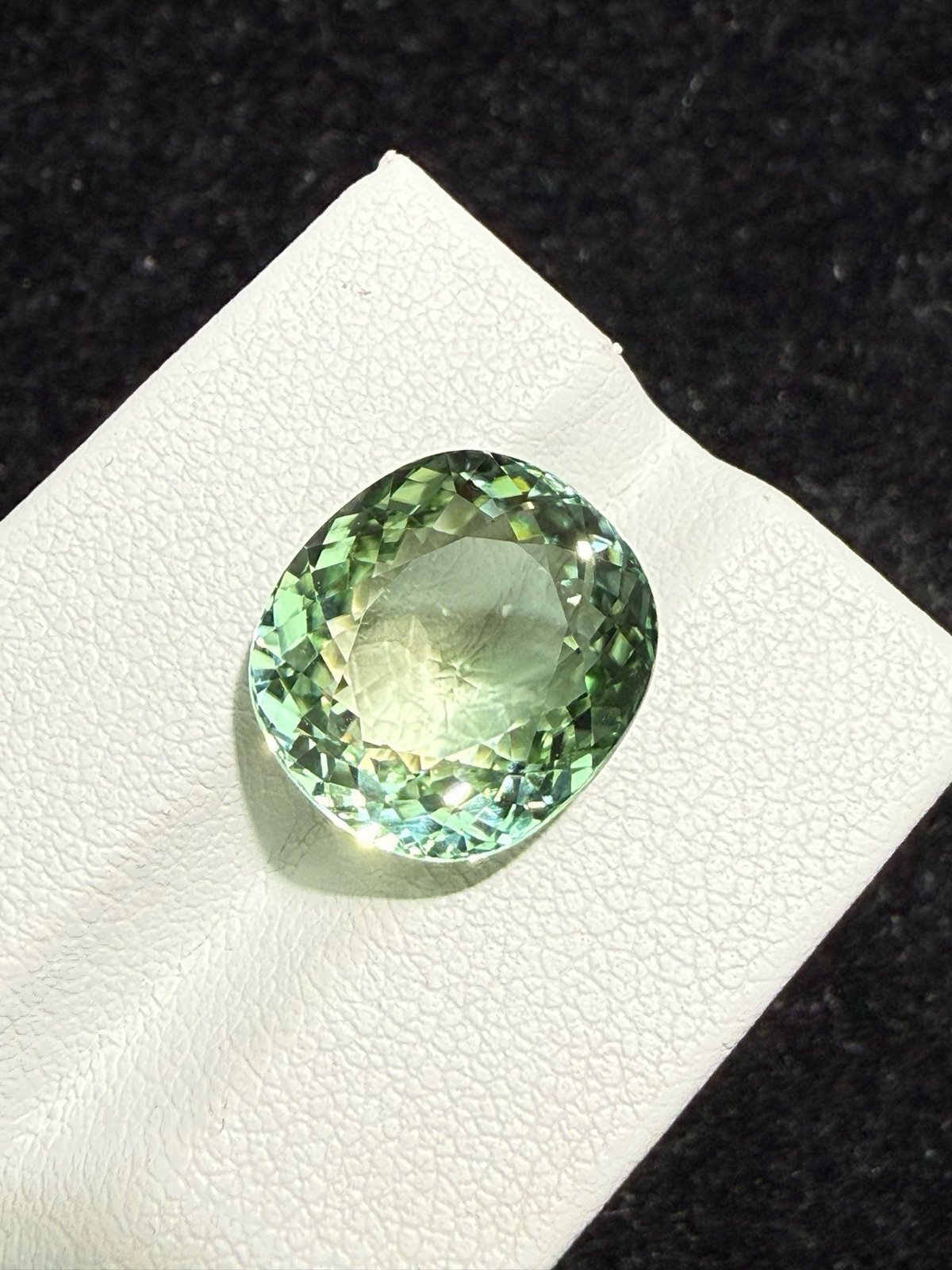 10.775ct天然绿碧玺裸石，尺寸13.4*12.2*8.5 毫米，晶体通透，颜色美艳