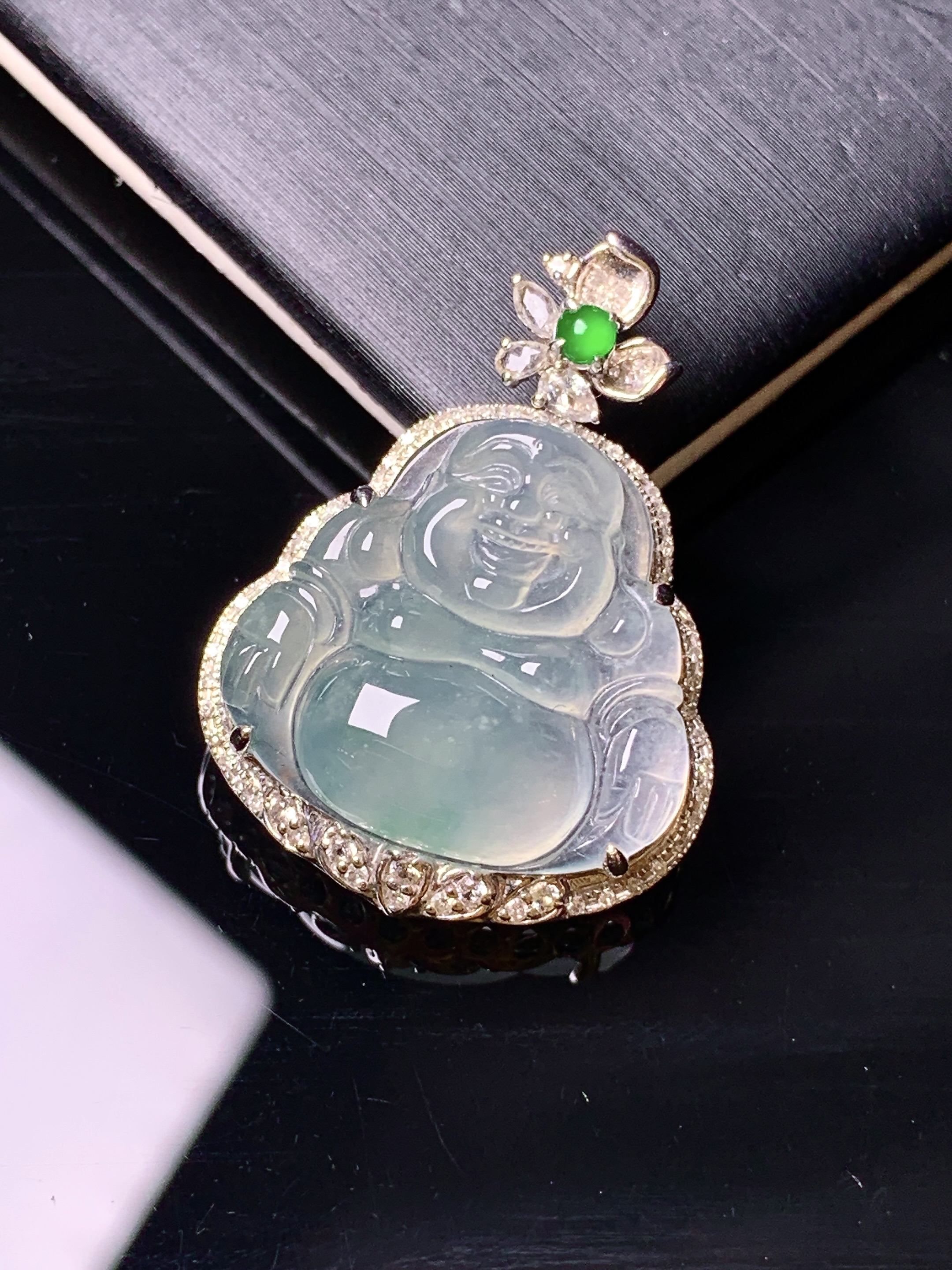18k金钻镶嵌冰种佛公吊坠 玉质细腻 色泽艳丽清新 水润亮眼 整体尺寸29*21*7.3