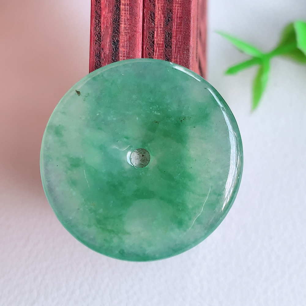 冰润飘花平安扣吊坠，厚装饱满，冰润剔透，细腻水足，种质润泽，飘花灵动，佩戴优雅大气，W140.7   尺寸：25.8-3.6mm