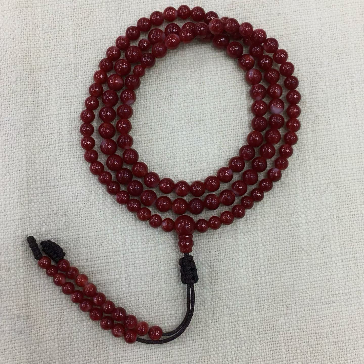 【阿卡赤血牛血红珊瑚108小5mm圆珠手链款】难得高瓷度，整条少白芯的阿卡圆珠。整条赤血牛血红颜色，珠子直径4.9-3.7mm，每颗珠子均为天然的珊瑚，珊瑚自古就为佛教珍宝，深海千年有机宝石！收藏价值高、可传承！重量13.17克！追求品质者的福音！实物漂亮！