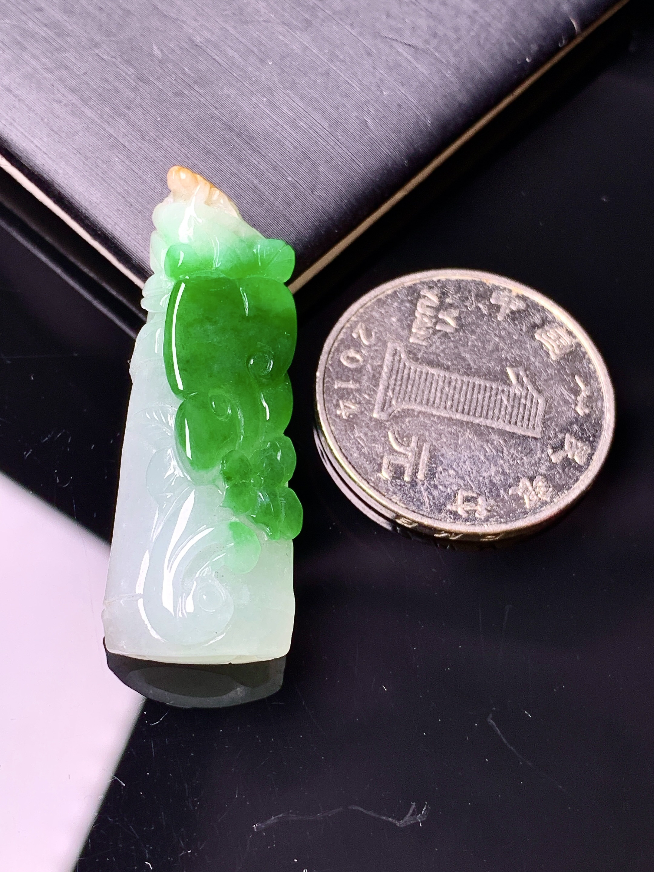 飘绿竹节吊坠 玉质细腻 色泽艳丽清新 水润亮眼 整体尺寸37.5*14*10