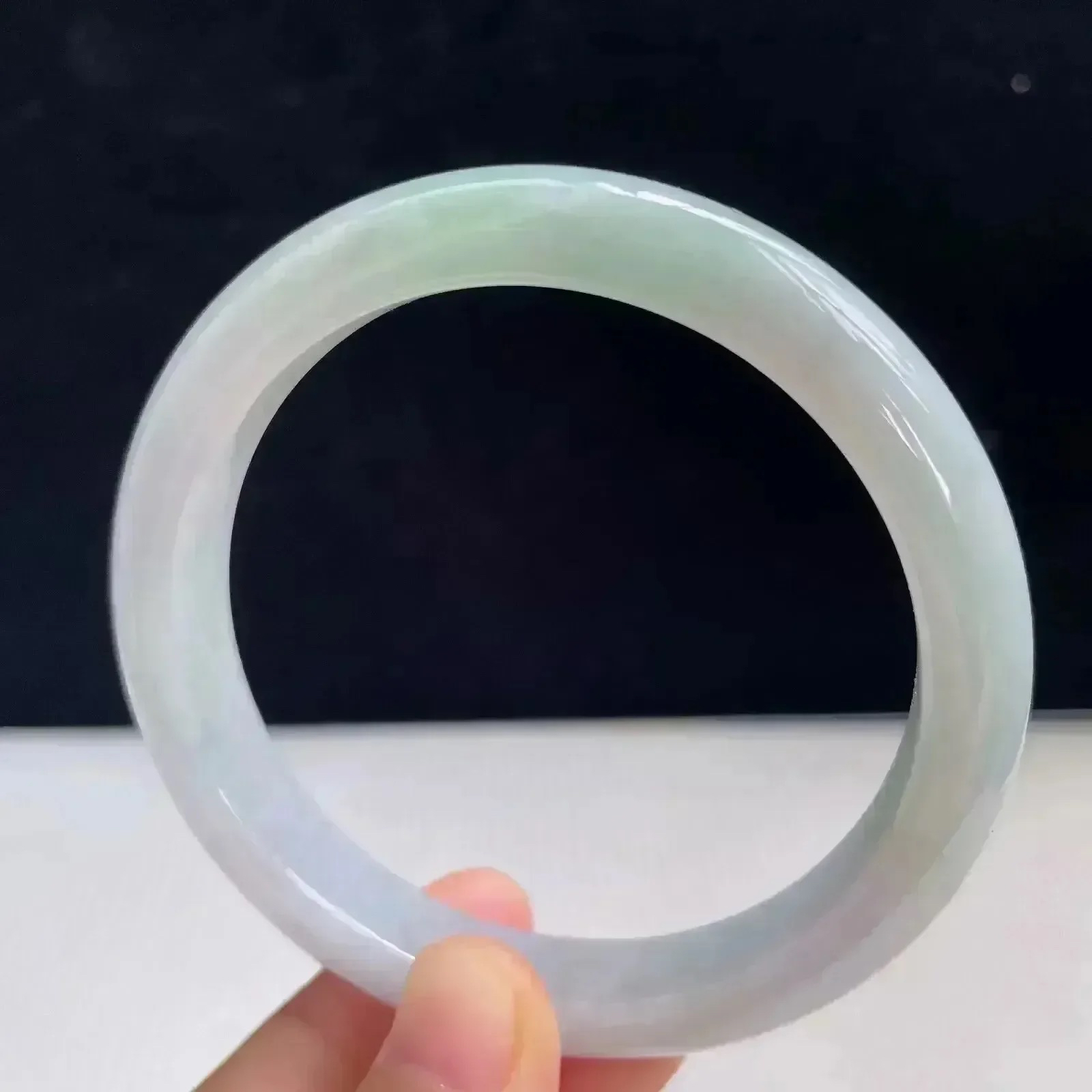 自然光拍摄天然翡翠A货飘绿好种水58mm正圈手镯 45.16克