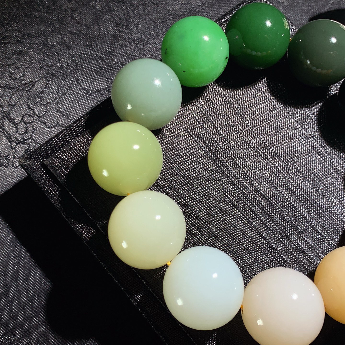 新疆和田玉且末糖多宝手串。单颗尺寸20重149克。玉质细腻油润 底色纯净 脂粉好，品质好。lt260