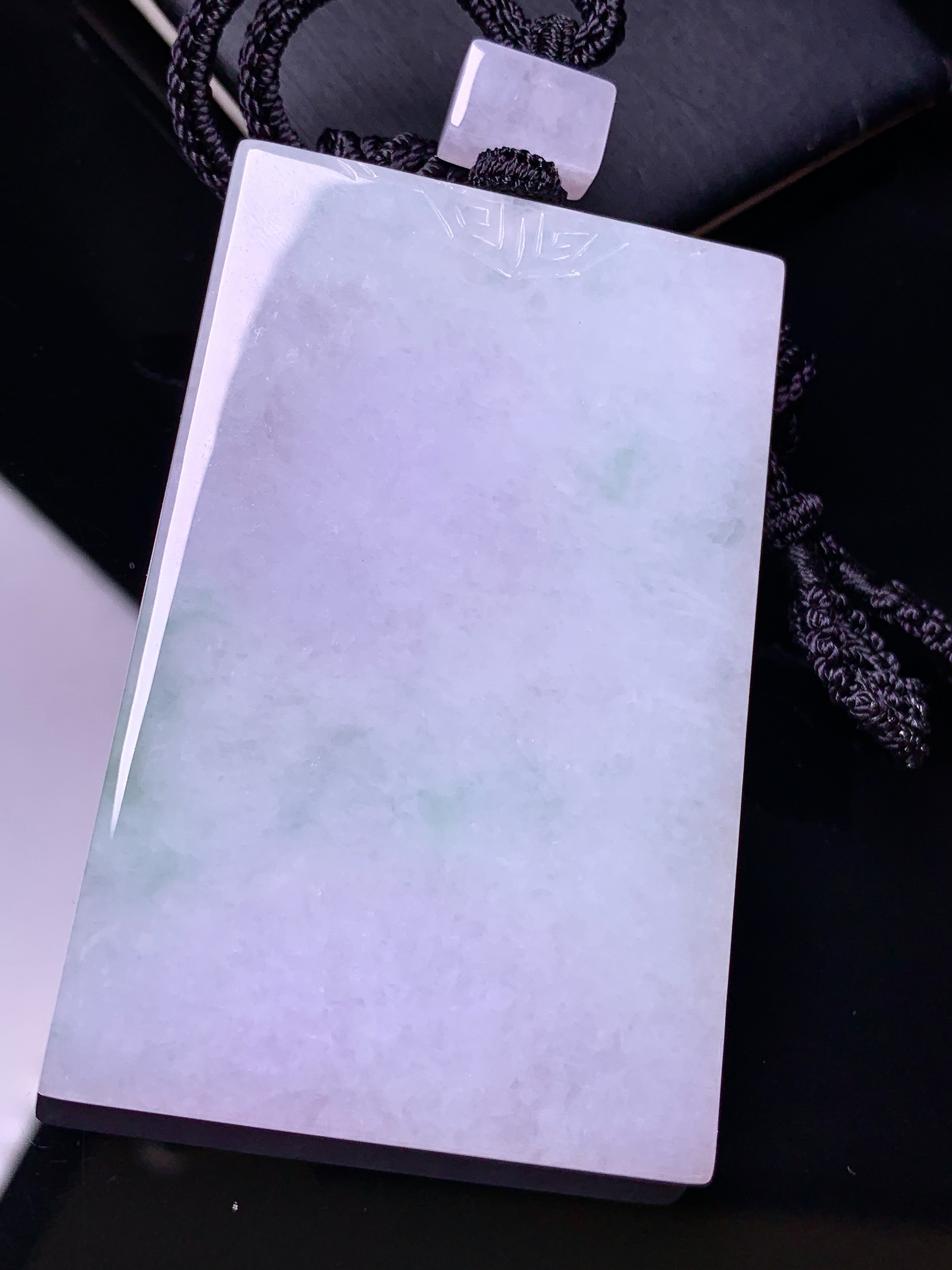 淡紫罗兰飘绿无事牌吊坠 玉质细腻 色泽艳丽清新 水润亮眼 整体尺寸64.5*42*5