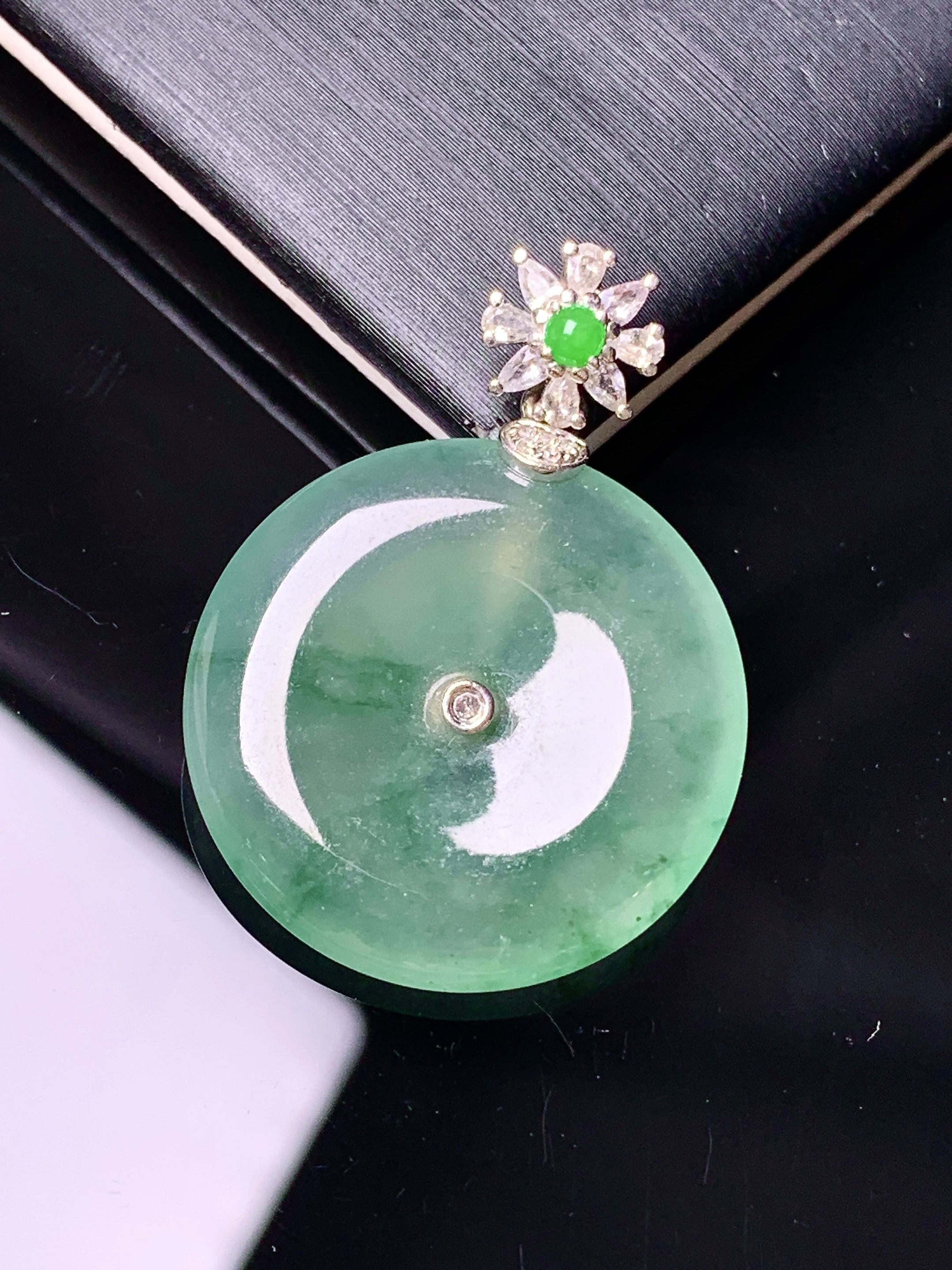 18k金钻镶嵌冰种飘绿平安扣吊坠 玉质细腻 色泽艳丽清新 水润亮眼 整体尺寸31.5*22.8*4.2