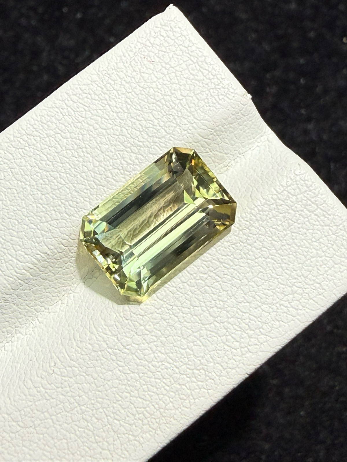 5.9ct天然碧玺裸石，尺寸12.7*8.6*6.4 毫米，晶体通透，颜色美艳