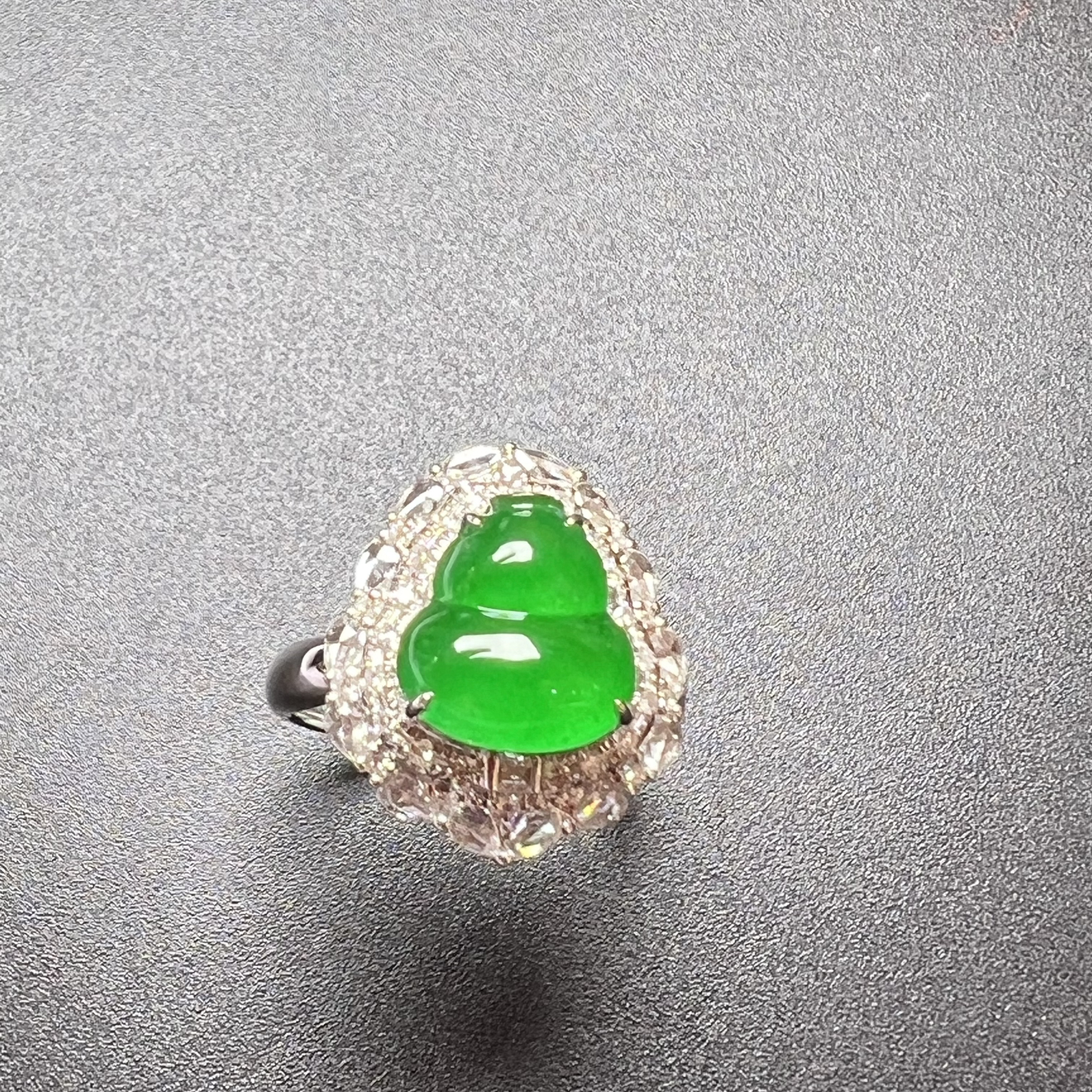 满绿双用款葫芦坠+戒指种老色辣，饱满起光，整体尺寸17.5*15.1*13.1。裸石尺寸10.2*9.5*3.8