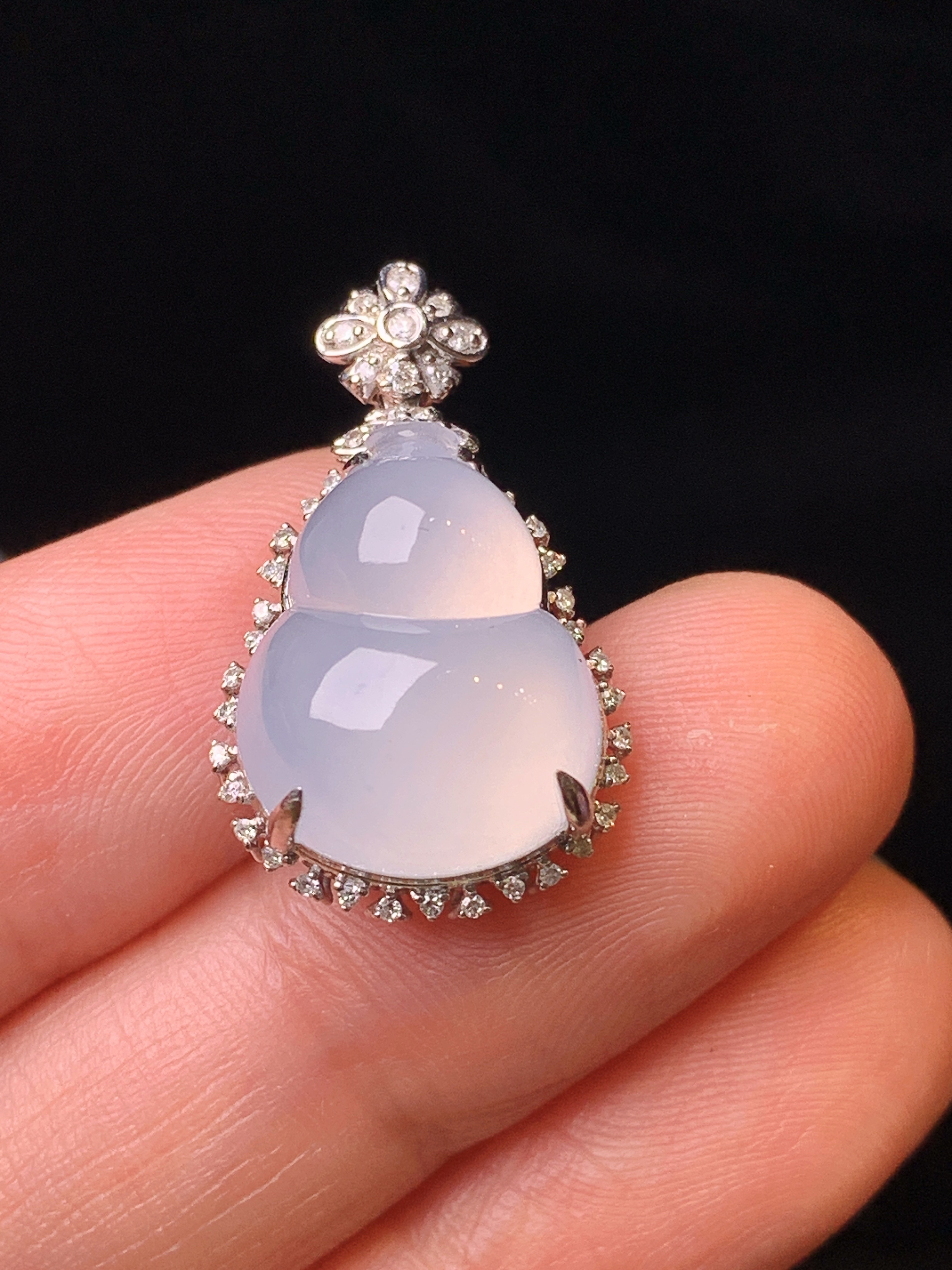 18k金钻镶嵌冰种葫芦吊坠 玉质细腻 色泽艳丽清新 水润亮眼 整体尺寸24.8*14.5*9.3