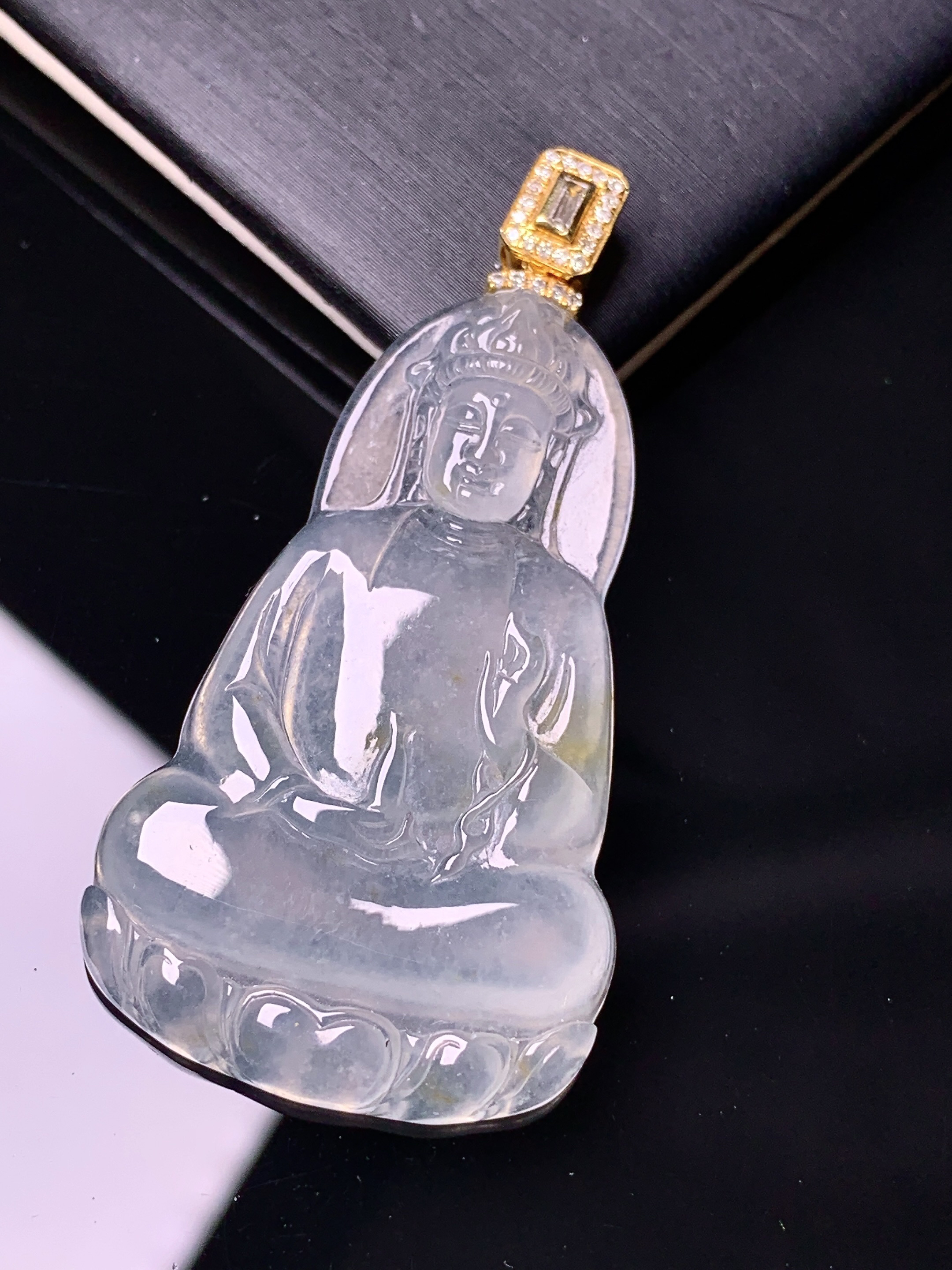 18k金钻镶嵌冰种观音吊坠 玉质细腻 色泽艳丽清新 水润亮眼 整体尺寸51.6*26*4.3