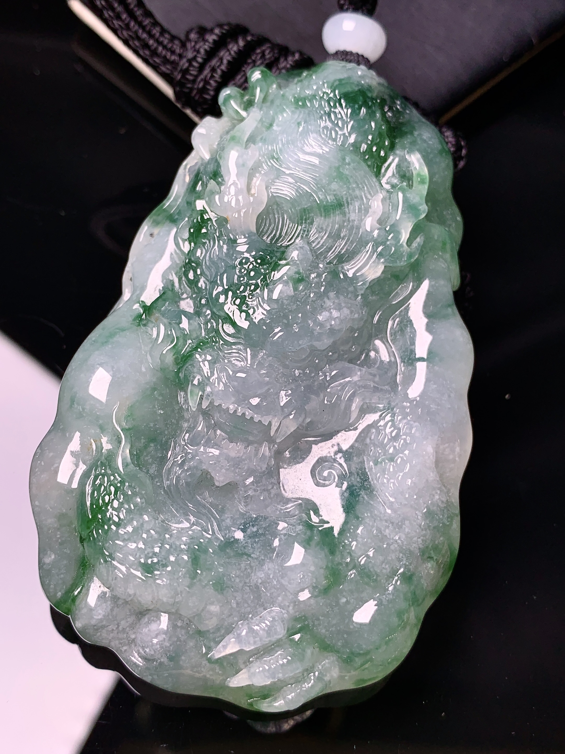 飘绿龙牌吊坠 玉质细腻 色泽艳丽清新 水润亮眼 整体尺寸73.8*45.5*14.5