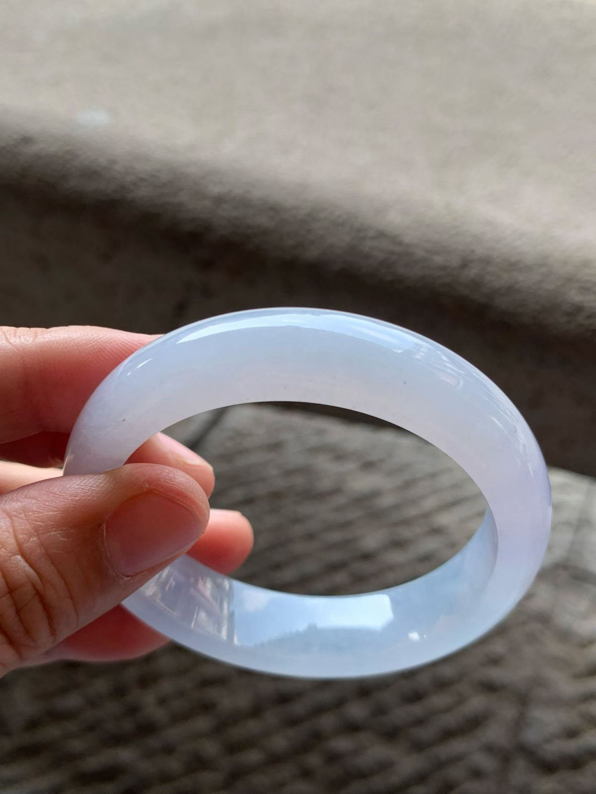 冰紫正圈手镯
尺寸54*14*8 质地通透冰凝，胶润无比，镯身饱满厚实，紫调清新雅致，宛如将一抹淡紫烟霞凝于腕间！