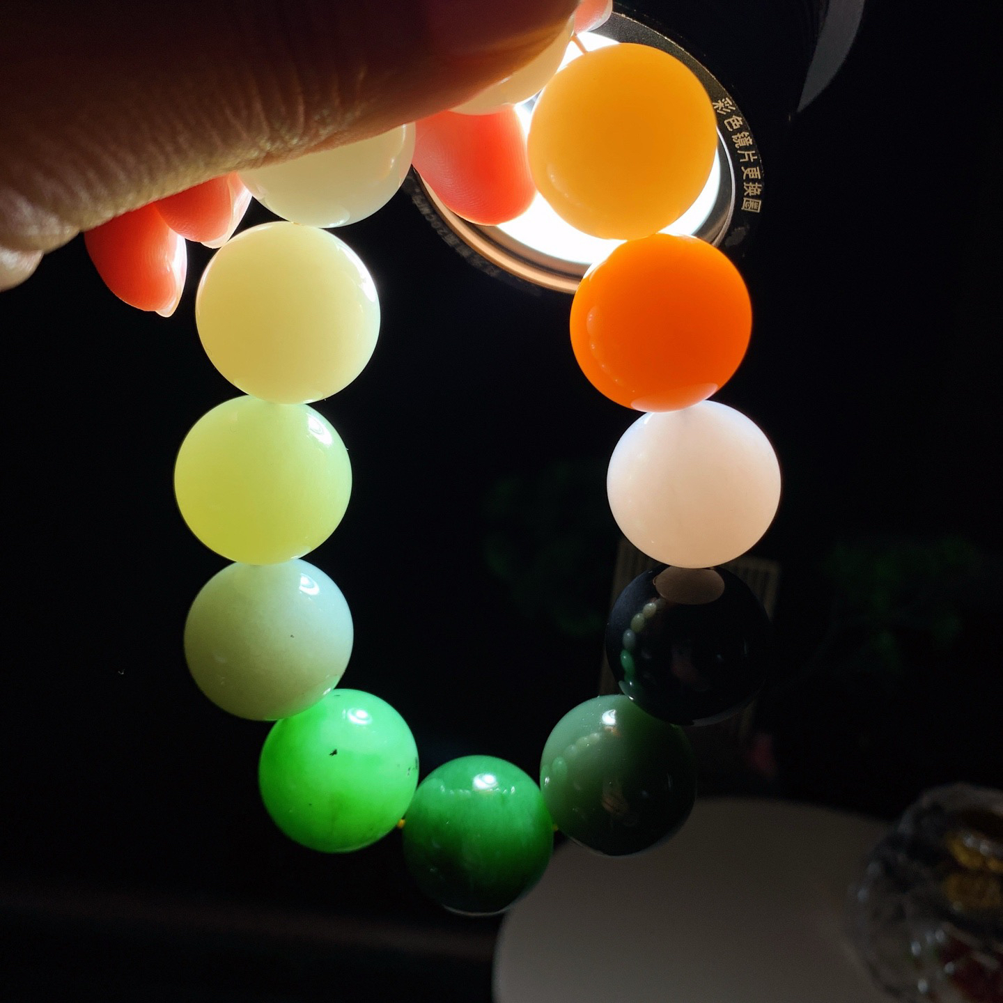 新疆和田玉且末糖多宝手串。单颗尺寸20重149克。玉质细腻油润 底色纯净 脂粉好，品质好。lt260306