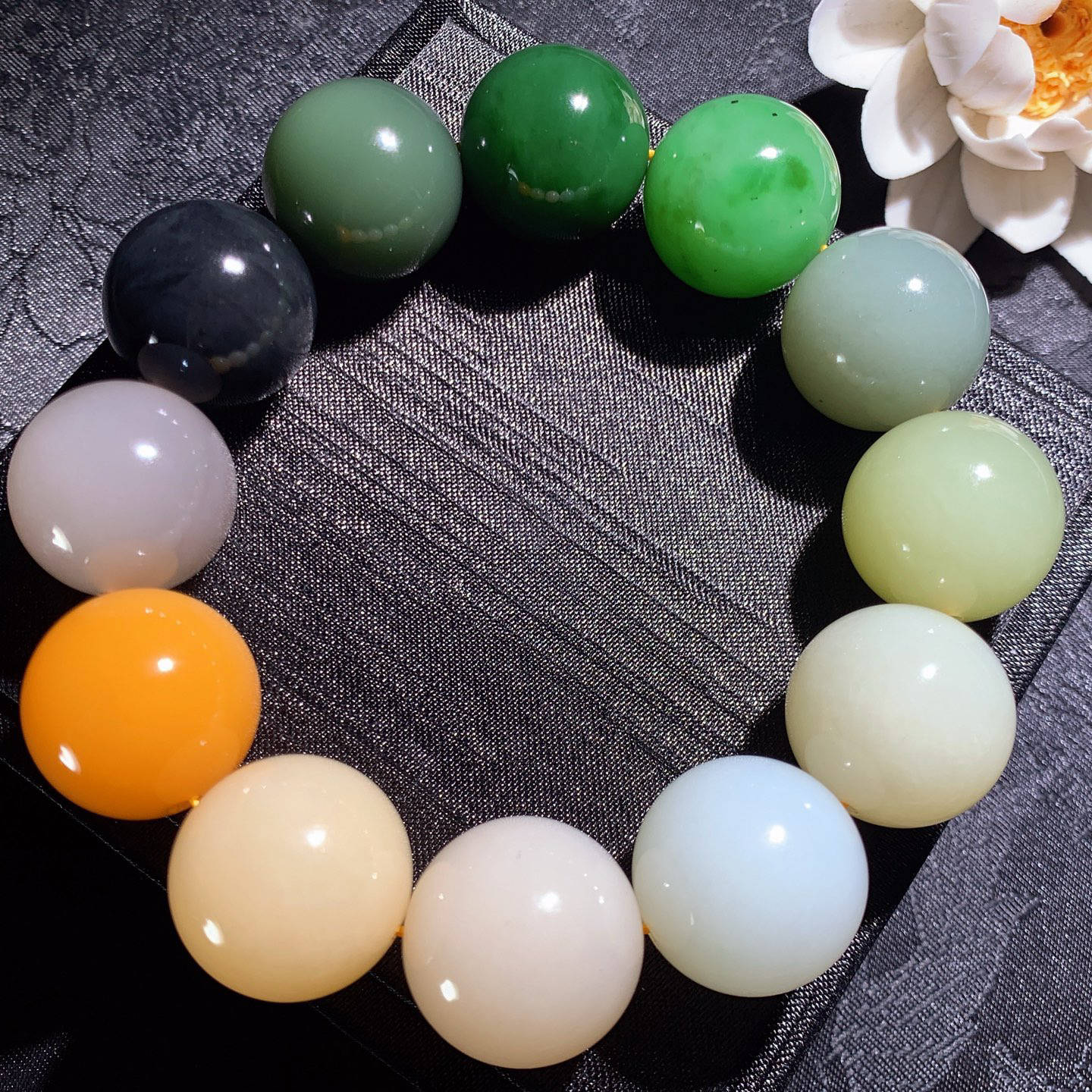 新疆和田玉且末糖多宝手串。单颗尺寸20重149克。玉质细腻油润 底色纯净 脂粉好，品质好。lt260306