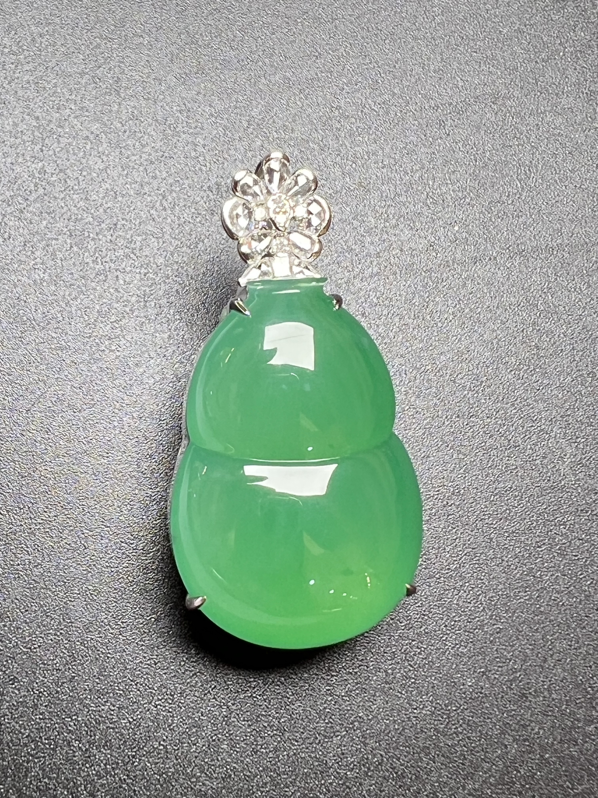 满色葫芦料子细，饱满大个，质量杠杠滴，整体尺寸38.3*19.5*12.9 裸石尺寸28.5*1