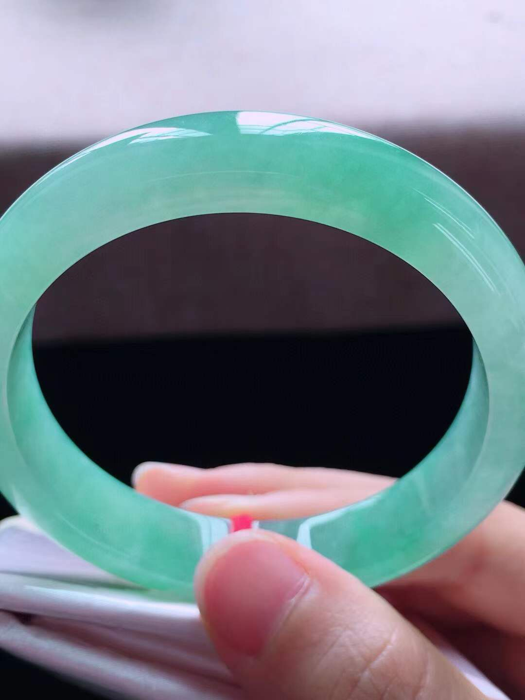 【翡翠名称】老种冰飘绿53.5正圈口手镯
【翡翠尺寸】53.5*12*7.5mm适合52.5-55正圈口佩戴
【翡翠描述】宝贝种老水足，玉质细腻，色泽靓丽，性价比高，佩戴效果好！
【其它赠送】权威证书/精美挂绳盒子/支持全国复检