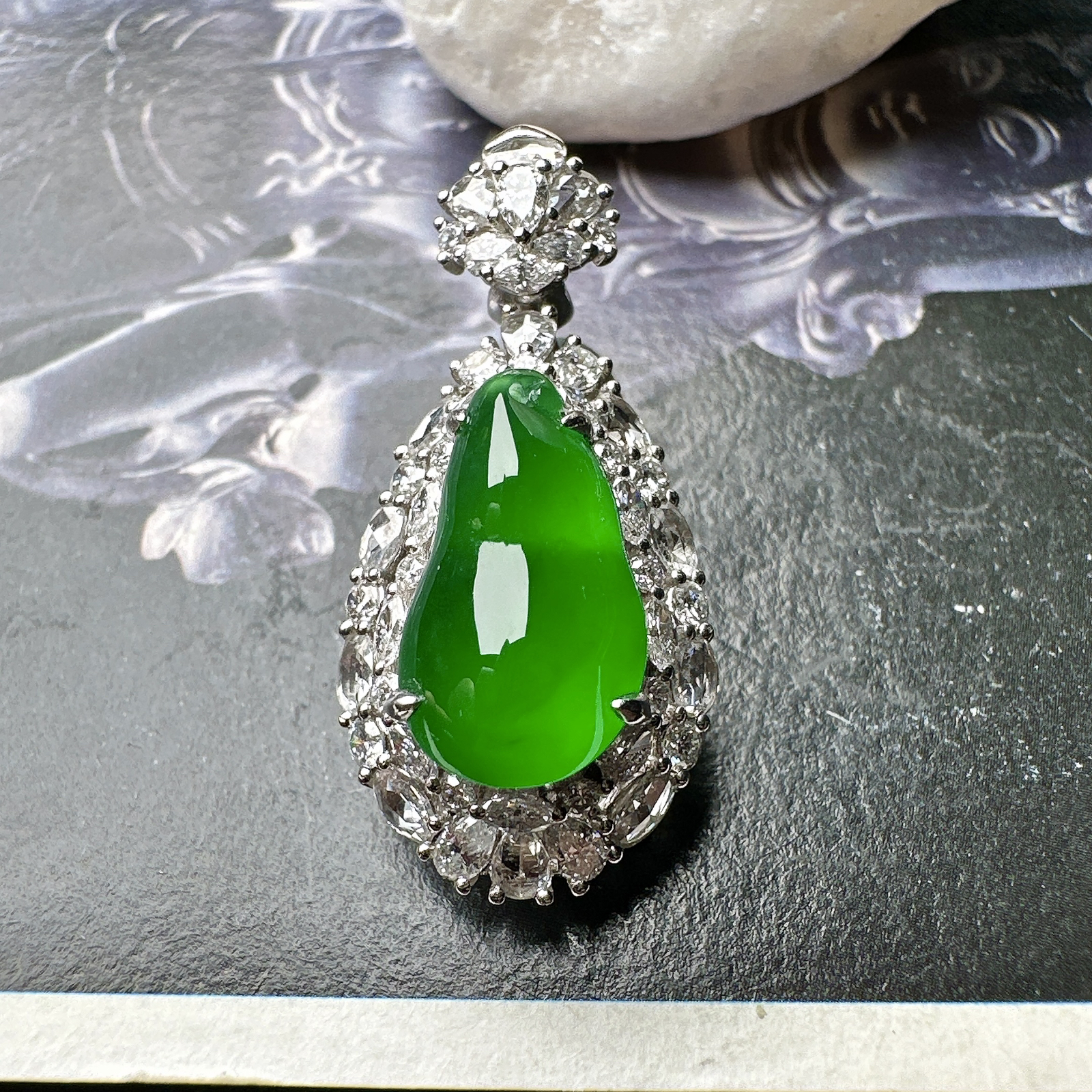 【冰种满绿葫芦吊坠】质地细腻，冰润起光，胶感强烈，冰感明显，18K金钻精美镶嵌，裸石尺寸14*8*3