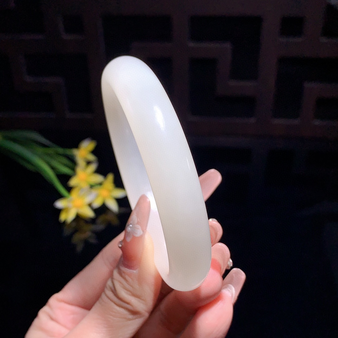 收藏款，和田玉59圈口羊脂白手镯！玉质细腻油润 底色纯净 无裂无杂 脂粉好，品质好！