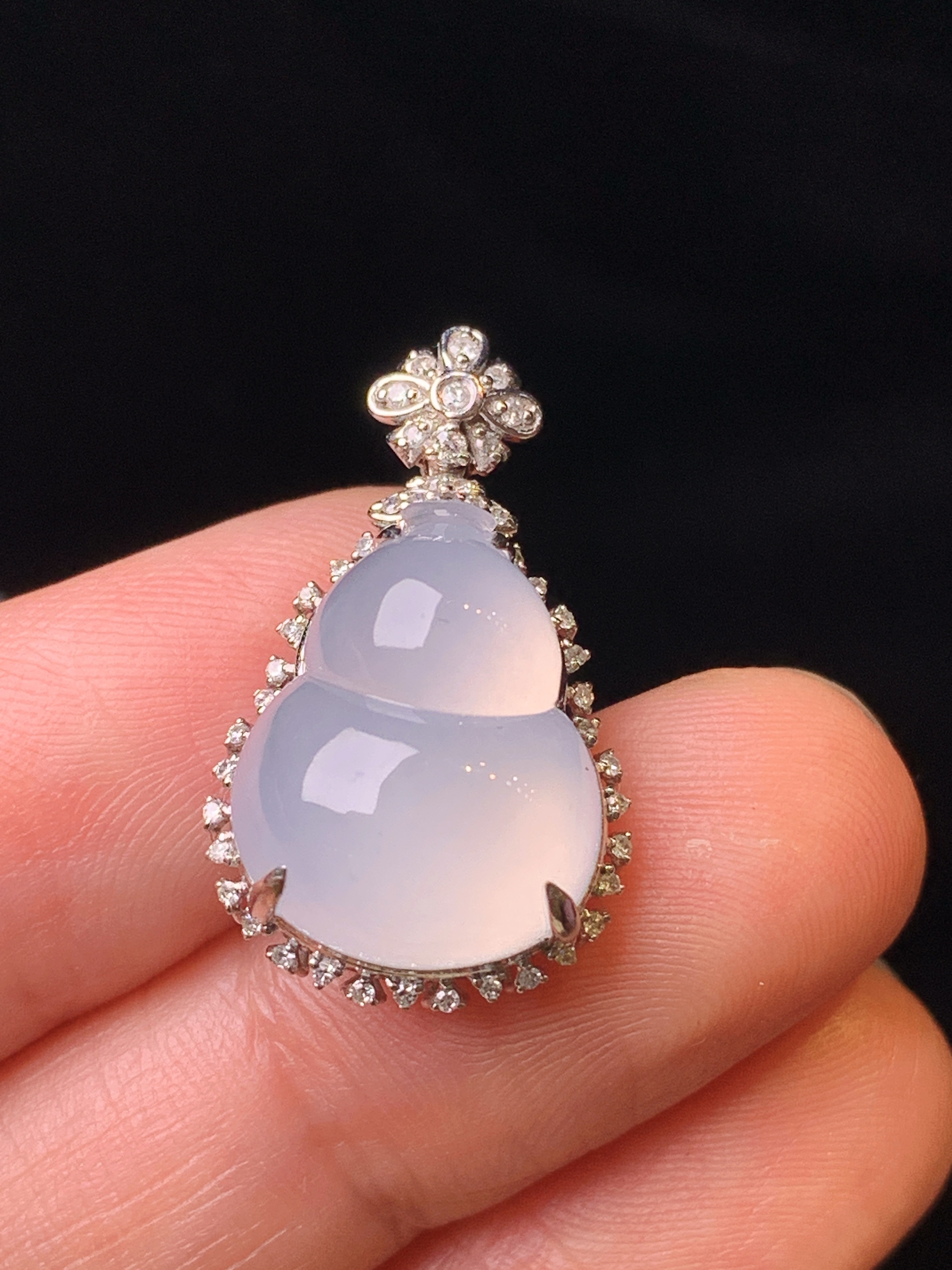 18k金钻镶嵌冰种葫芦吊坠 玉质细腻 色泽艳丽清新 水润亮眼 整体尺寸24.8*14.5*9.3