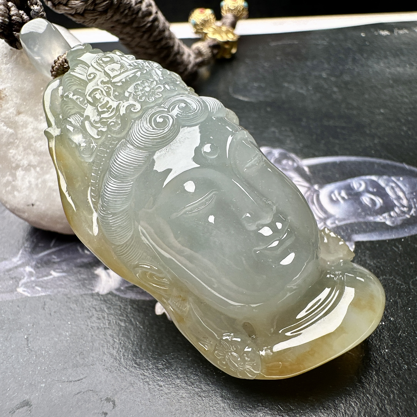 【冰黄立体观音佛头】种水很不错，冰感明显，俏色漂亮，面部纯净，大件厚装，可以收藏的品质。