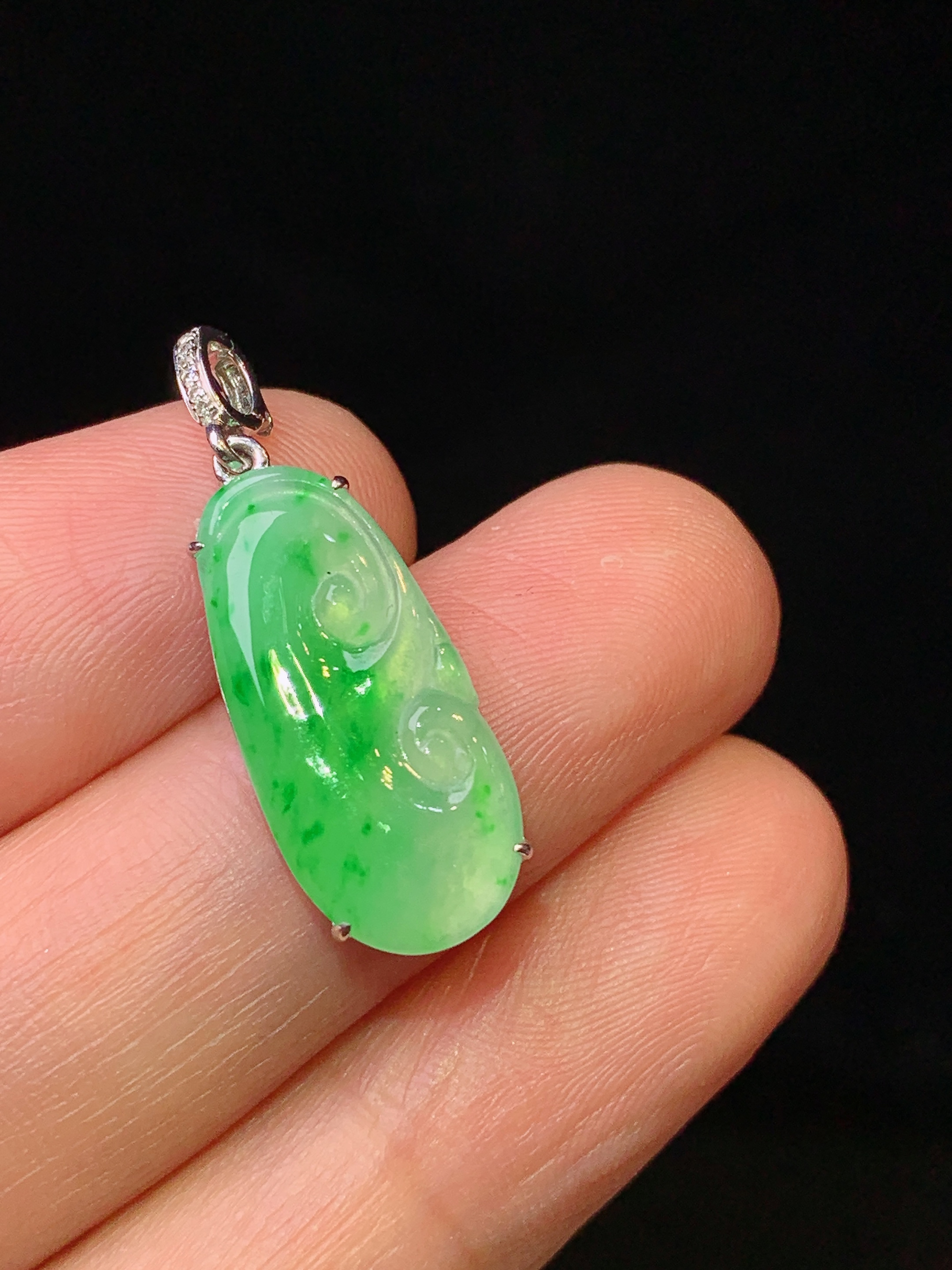 18k金钻镶嵌翠绿如意吊坠 玉质细腻 色泽艳丽清新 水润亮眼 整体尺寸26.8*9*3.8