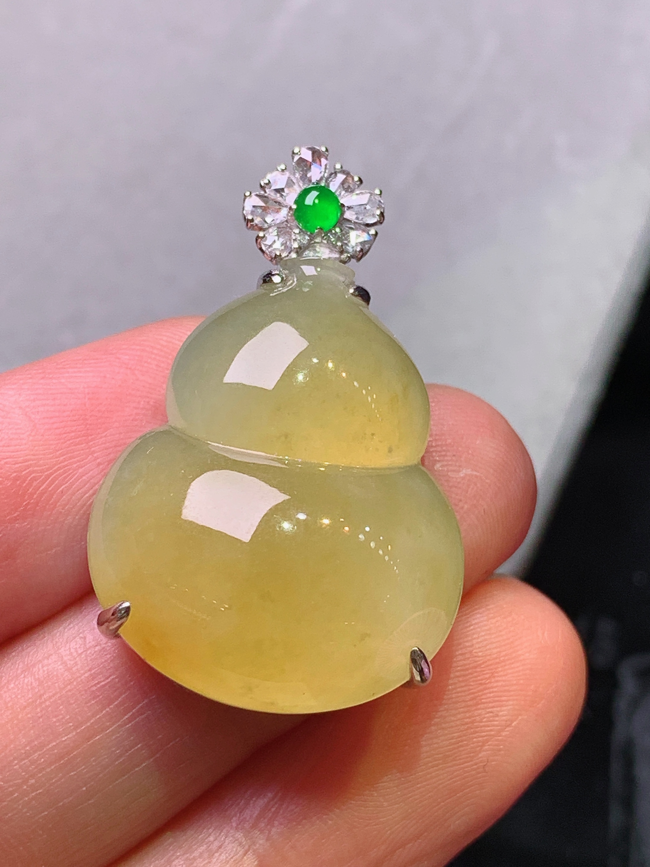 18k金钻镶嵌黄翡葫芦吊坠 玉质细腻 色泽艳丽清新 水润亮眼 整体尺寸33.2*21*18.2