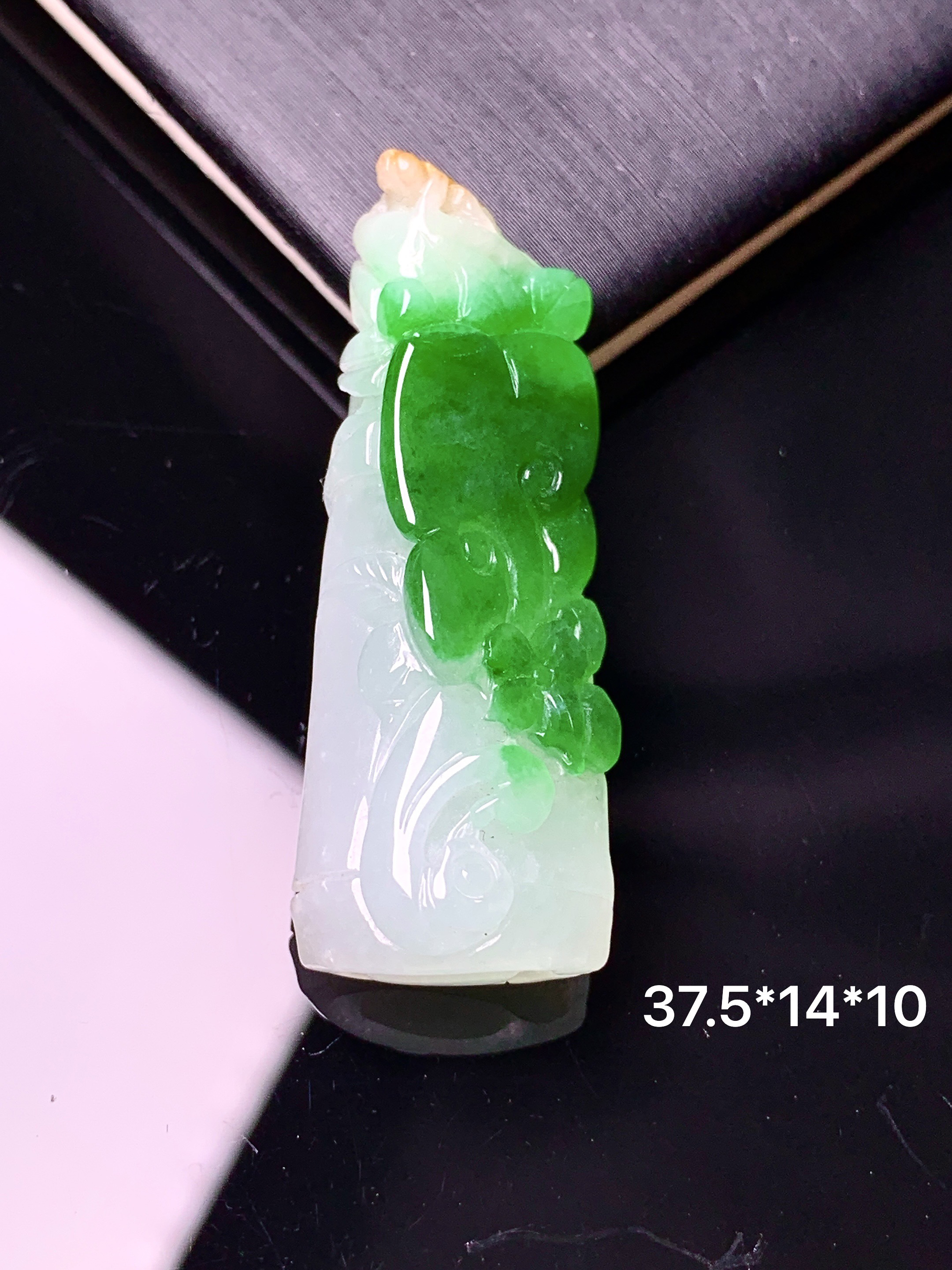 飘绿竹节吊坠 玉质细腻 色泽艳丽清新 水润亮眼 整体尺寸37.5*14*10