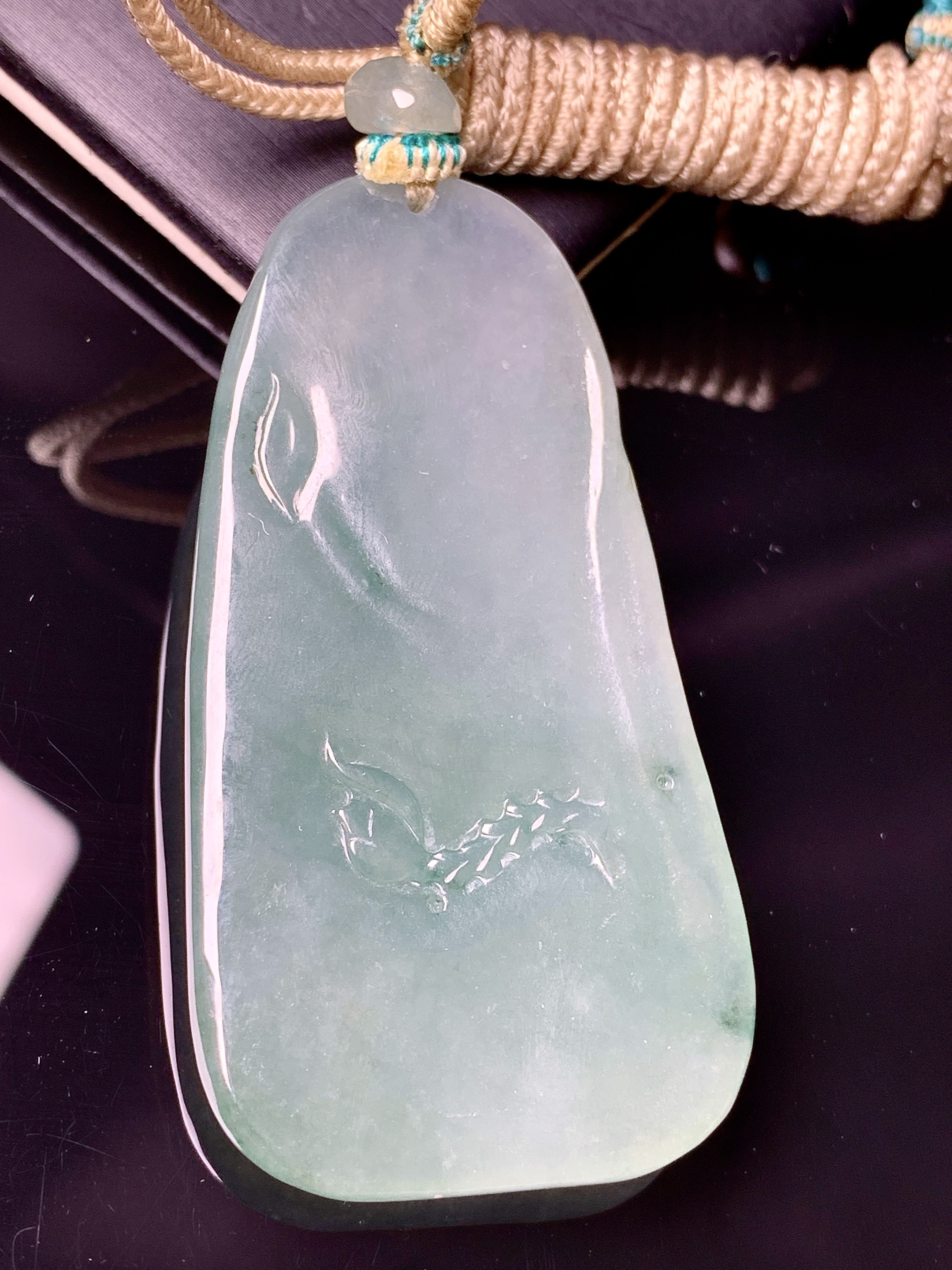 飘绿悟道吊坠 玉质细腻 色泽艳丽清新 水润亮眼 整体尺寸56.6*29.2*5.6