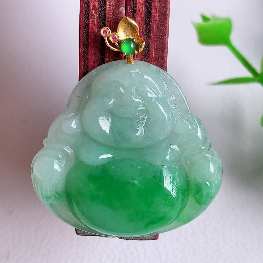 18k金扣冰润飘阳绿佛公挂件 玉质细腻  精雕弥勒佛，笑佛福耳垂肩，面相喜庆，开怀大笑，憨态可掬。惟妙惟肖，寓意福禄双全，吉祥美满，笑口常开 W49.7 整体尺寸：35-30.5-5.8mm   裸石尺寸：28.5-30.5-5.8mm