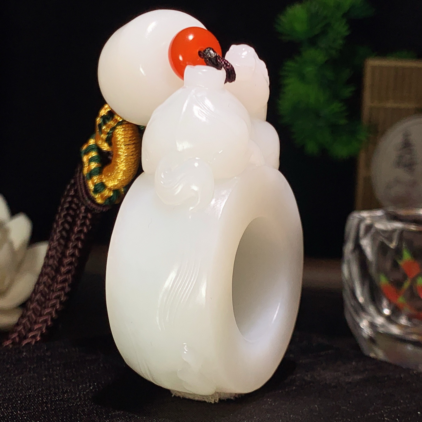 新疆和田玉羊脂白马到成功扳指把件 内径23尺寸61/41/20重101.8克 玉质细腻油润 底色纯净 脂粉好，品质好。lt260306