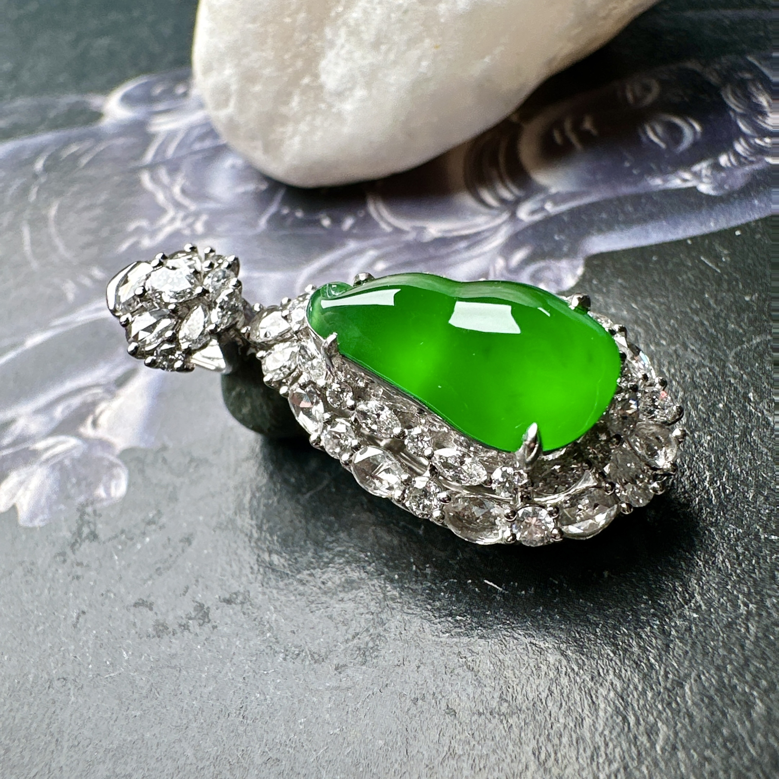 【冰种满绿葫芦吊坠】质地细腻，冰润起光，胶感强烈，冰感明显，18K金钻精美镶嵌，裸石尺寸14*8*3.8毫米