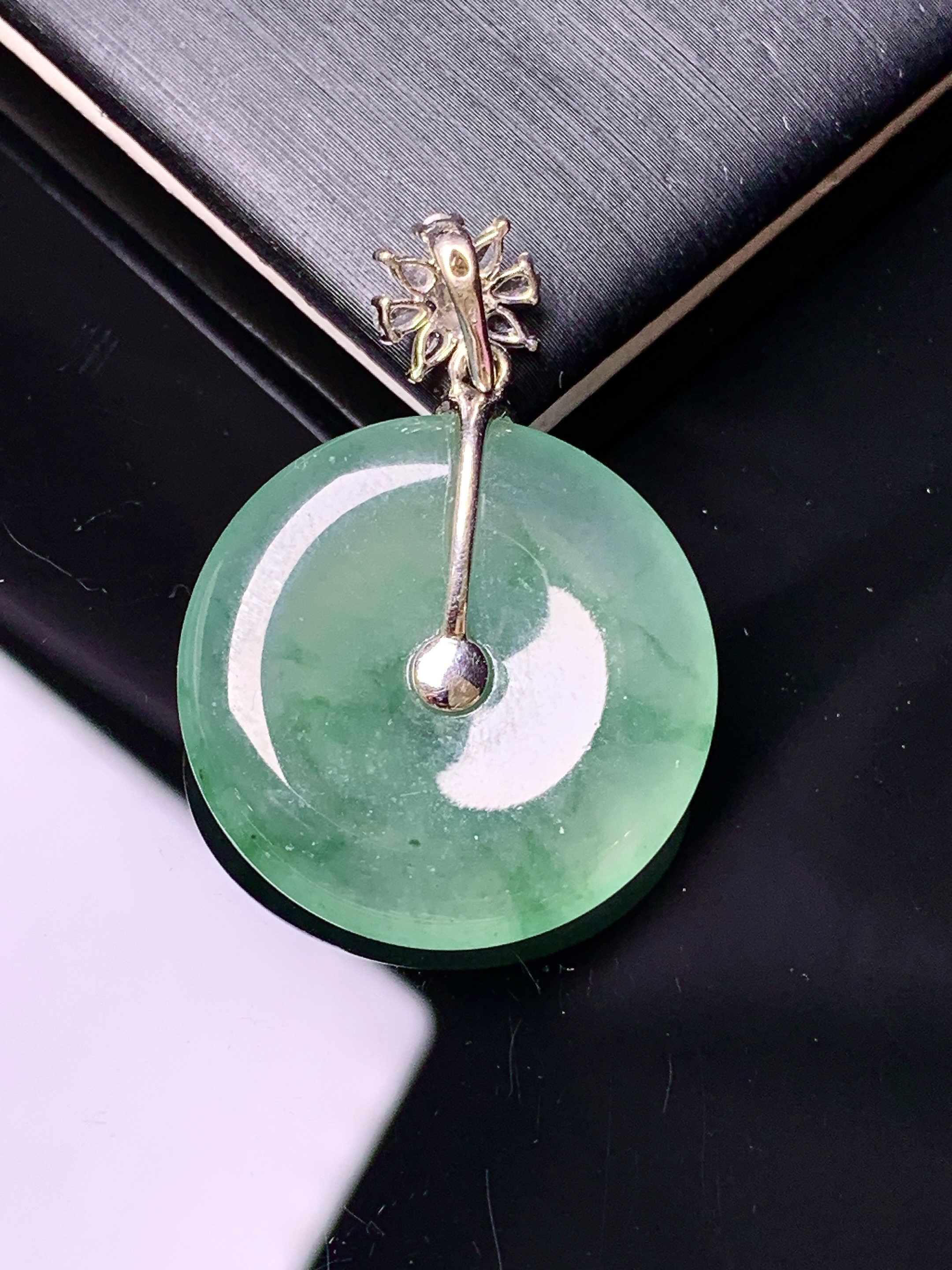 18k金钻镶嵌冰种飘绿平安扣吊坠 玉质细腻 色泽艳丽清新 水润亮眼 整体尺寸31.5*22.8*4.2